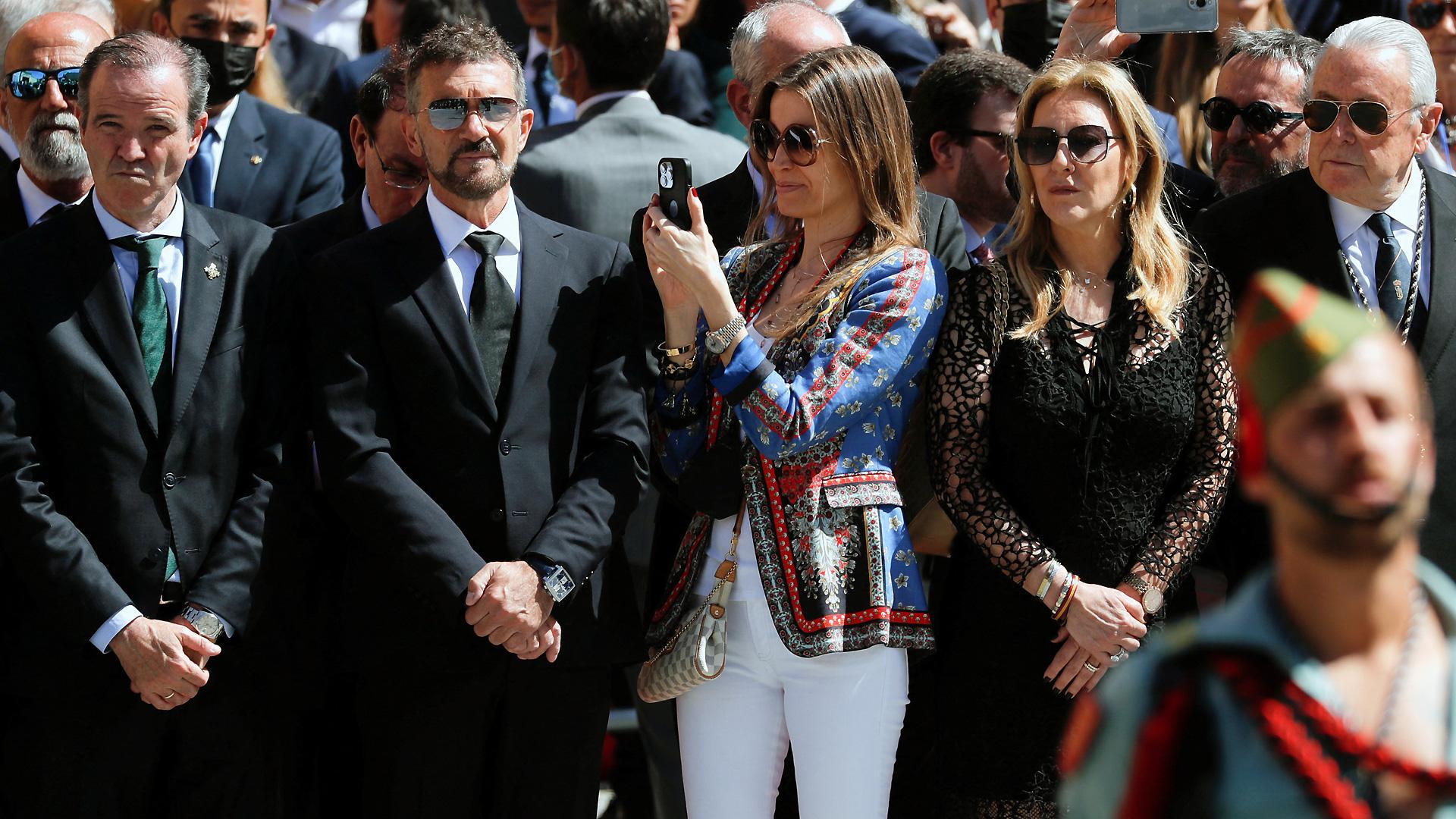 El actor Antonio Banderas y su pareja, Nicole Kimpel, contemplan el desembarco de los legionarios en el puerto de Málaga este Jueves Santo