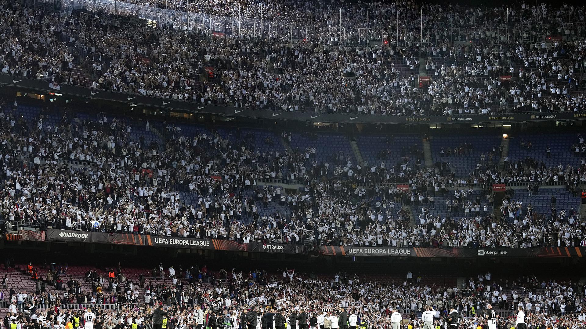 Los jugadores del Eintracht celebran con la grada de sus aficionados la victoria en el Camp Nou