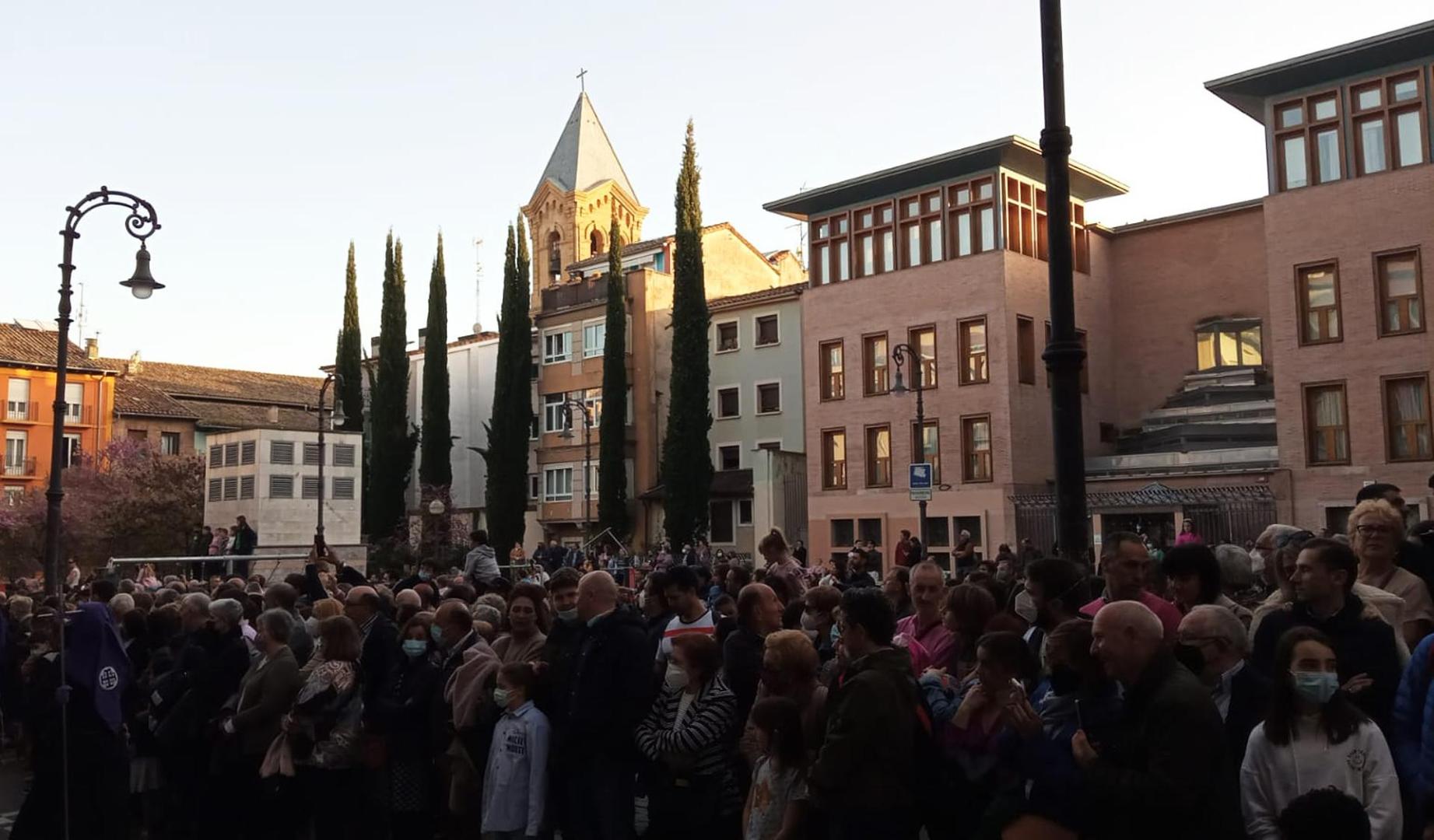 Público asistente a la procesión del Santo Entierro de Pamplona