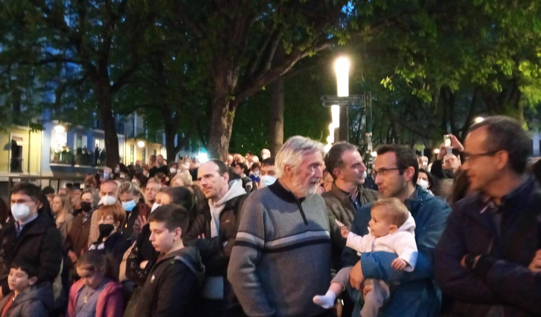 Público presente en la Taconera al paso de la procesión del Santo Entierro de Pamplona
