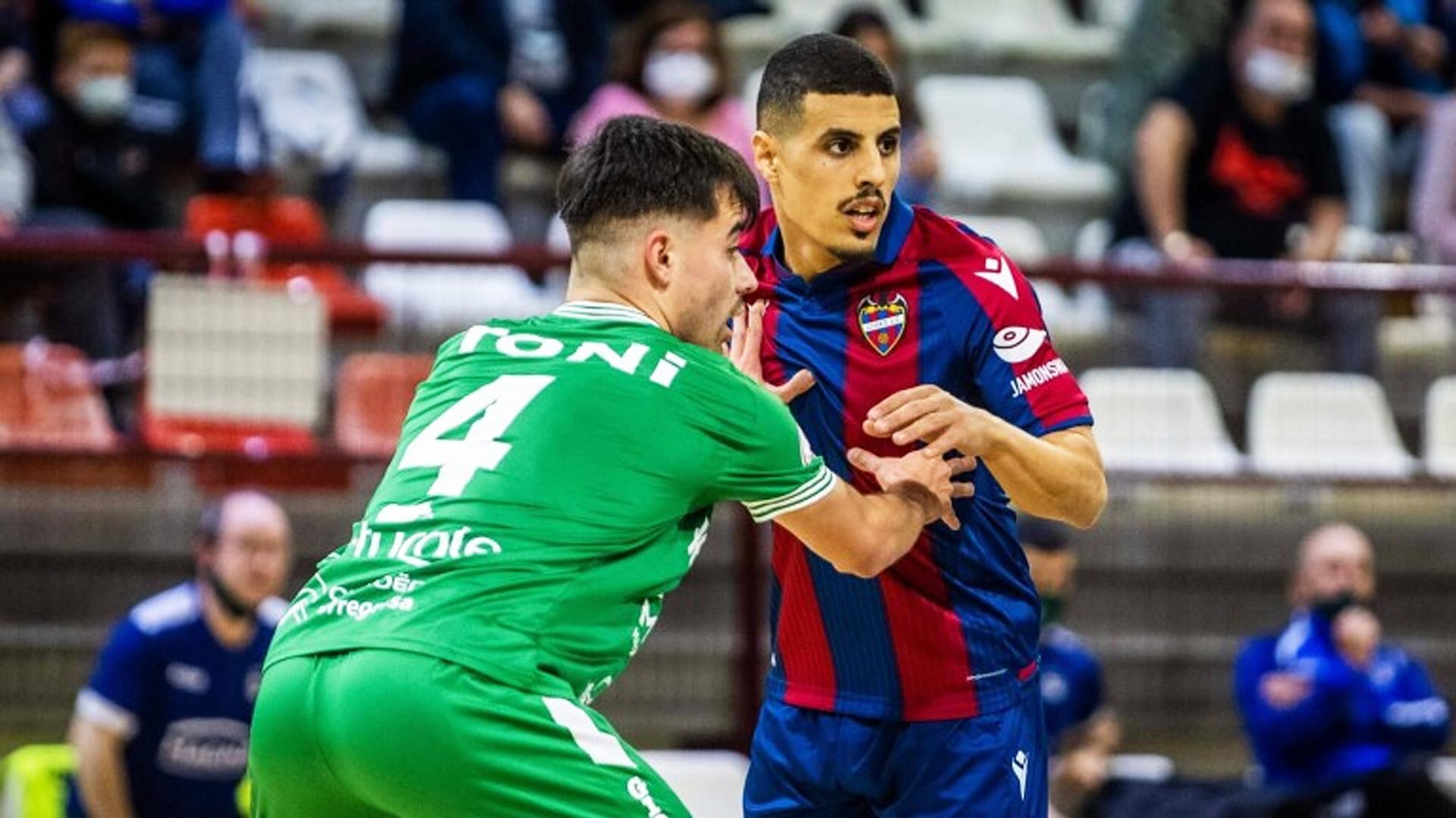 Hamza, del Levante y Tony, de Osasuna Magna forcejean para ganar la posición