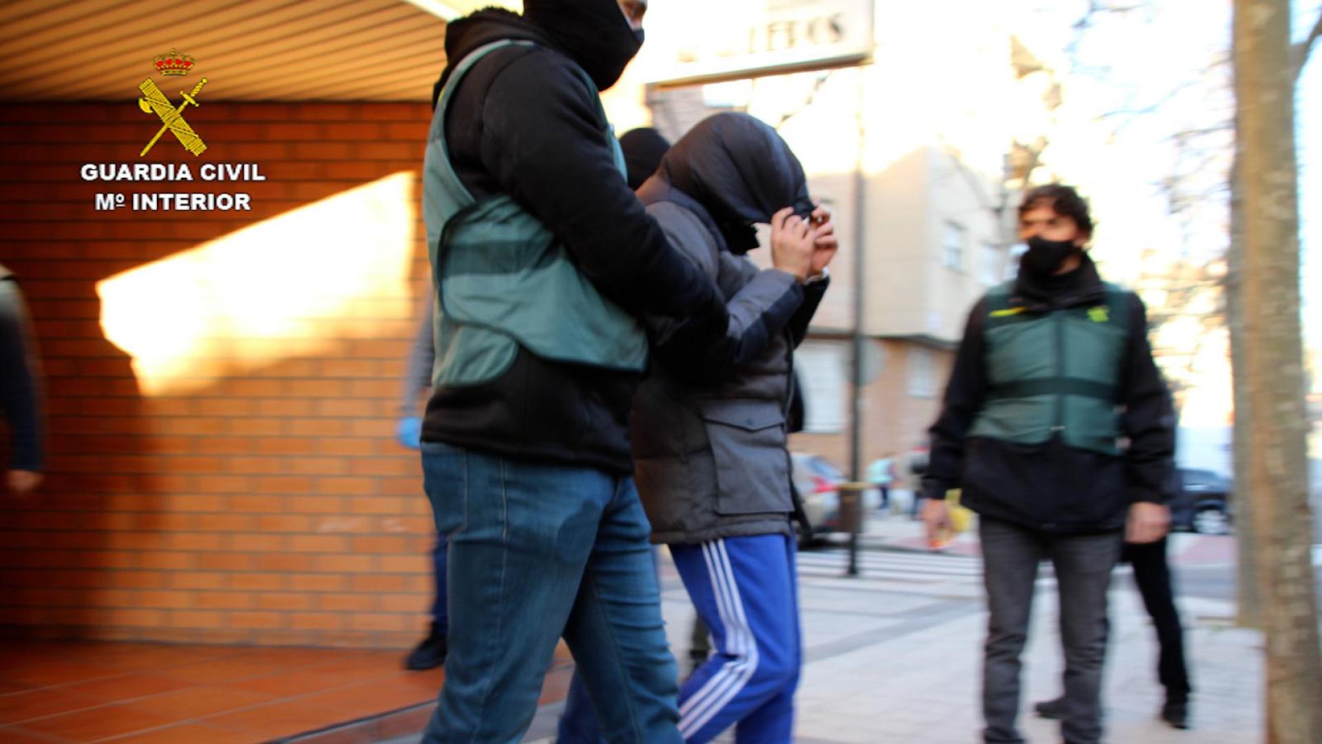 Uno de los detenidos en la operación policial
