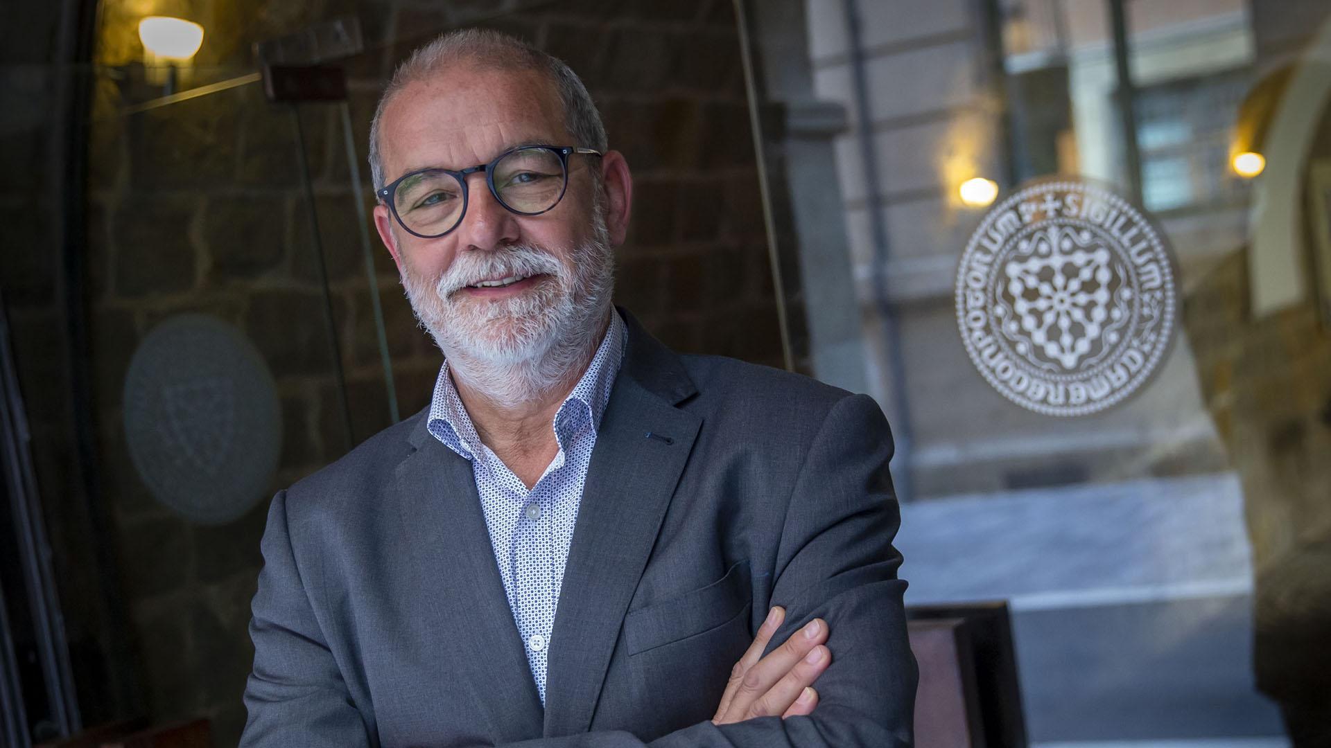 Ignacio Cabeza del Salvador posa sonriente ante la puerta de entrada de la Cámara de Comptos, en la calle Ansoleaga de Pamplona