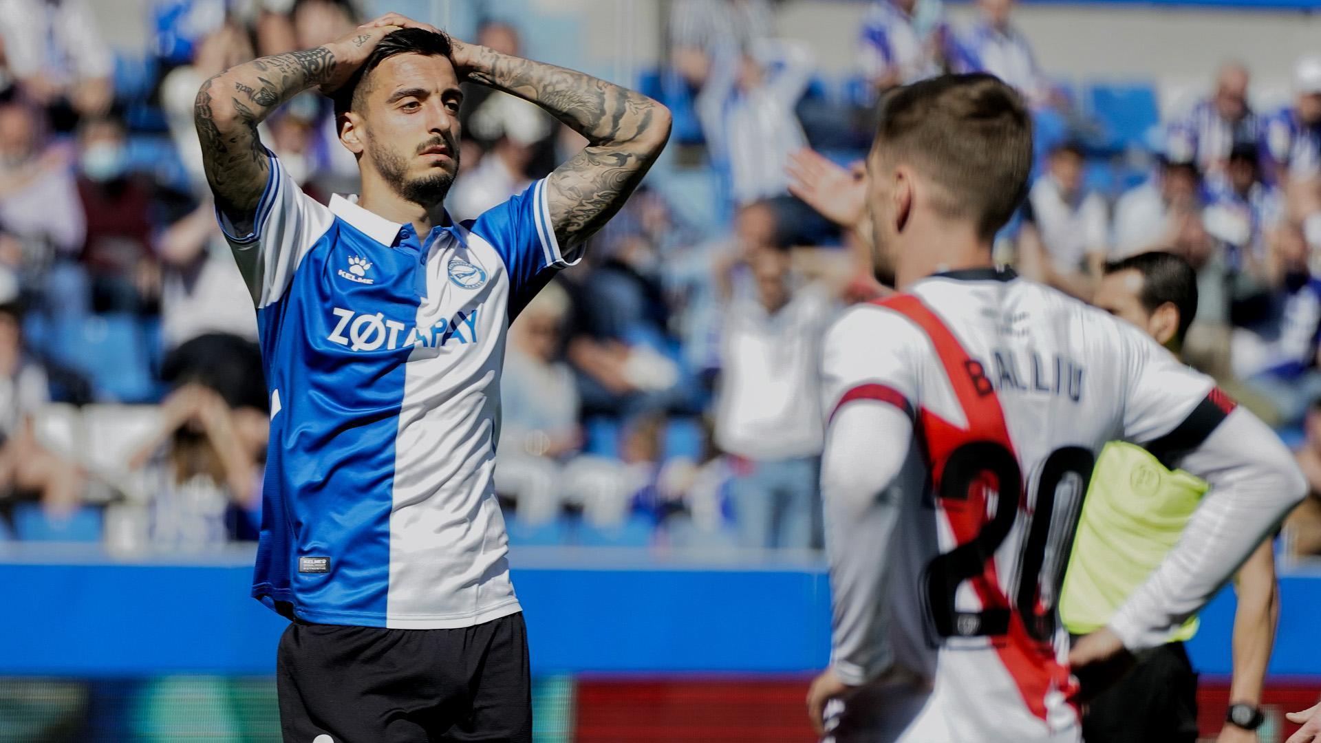 Joselu se lamenta tras fallar una ocasión