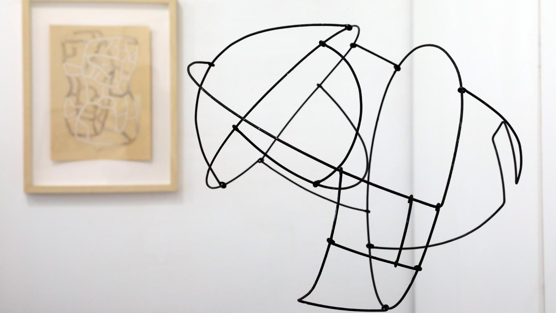 Una de las esculturas de Juan Chillida, en la que el artista juega con las formas y el volumen a través del alambre
