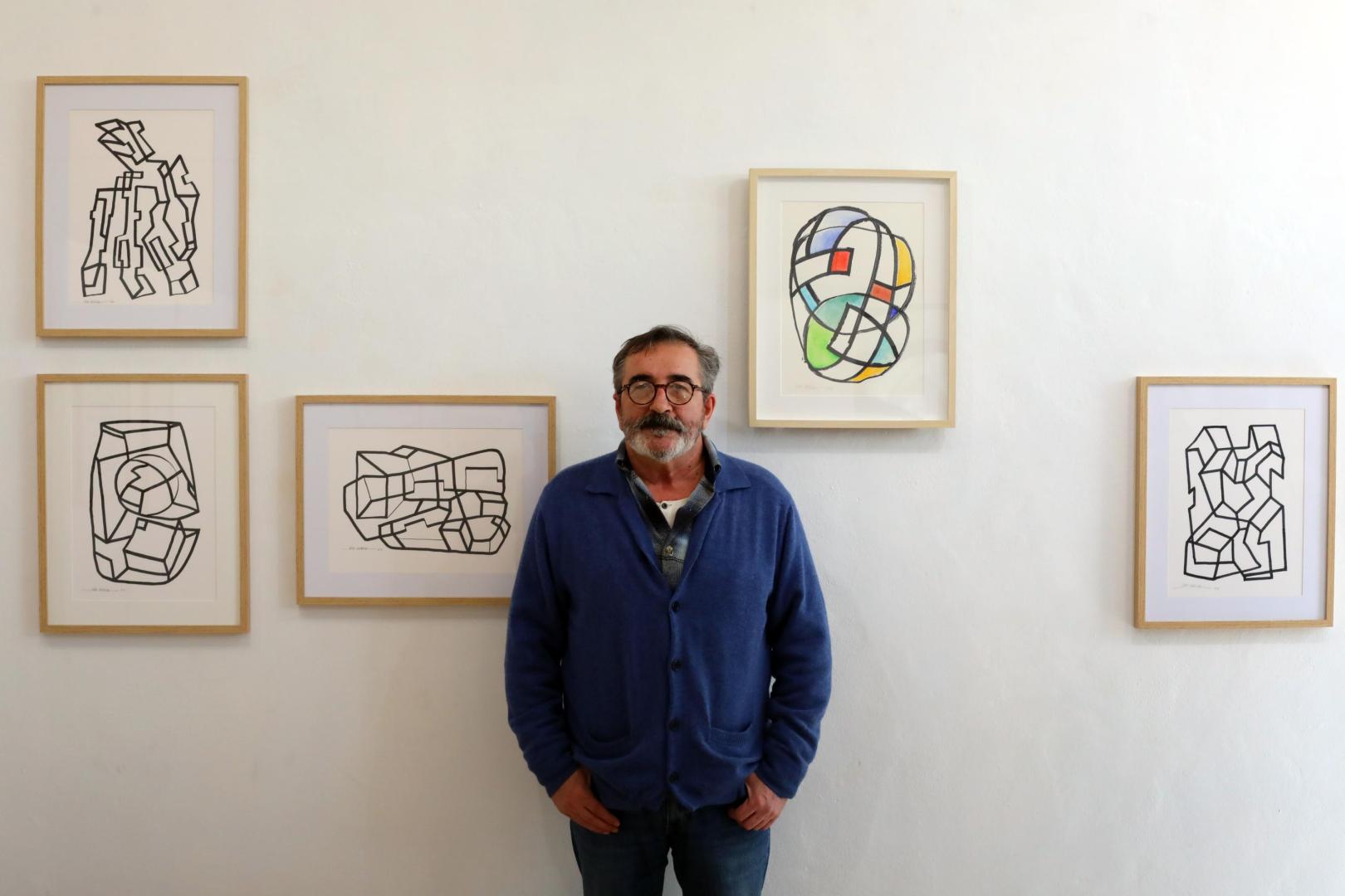 Juan Chillida, junto a algunos dibujos de la exposición en Artea2