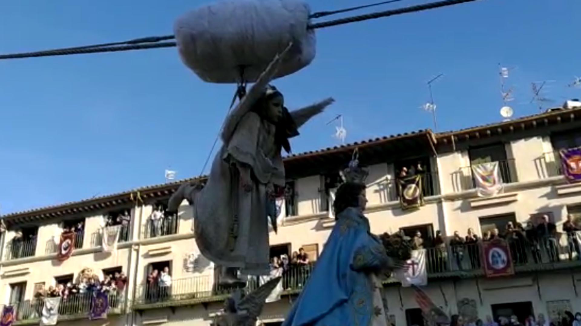 La niña Verónica Serrano Lacalle, enfundada en el papel de Ángel, ha anunciado la Resurrección de Jesús