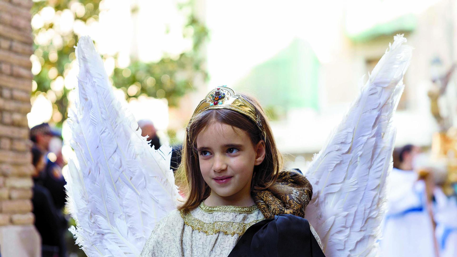 Verónica Serrano Lacalle, con el velo enlutado de la Virgen sobre su hombro izquierdo