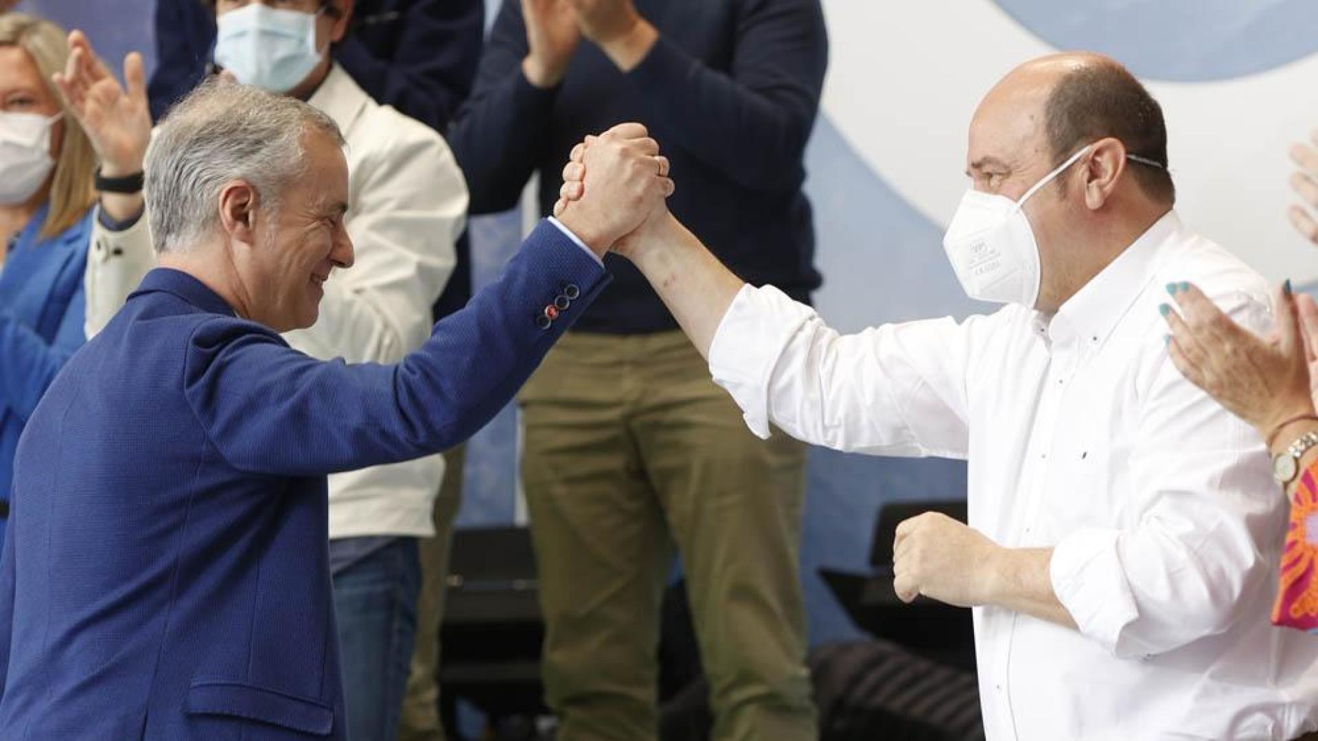 El lehendakari Urkullu y Andoni Ortuzar se saludan al comienzo de la celebración del Aberri Eguna en Bilbao
