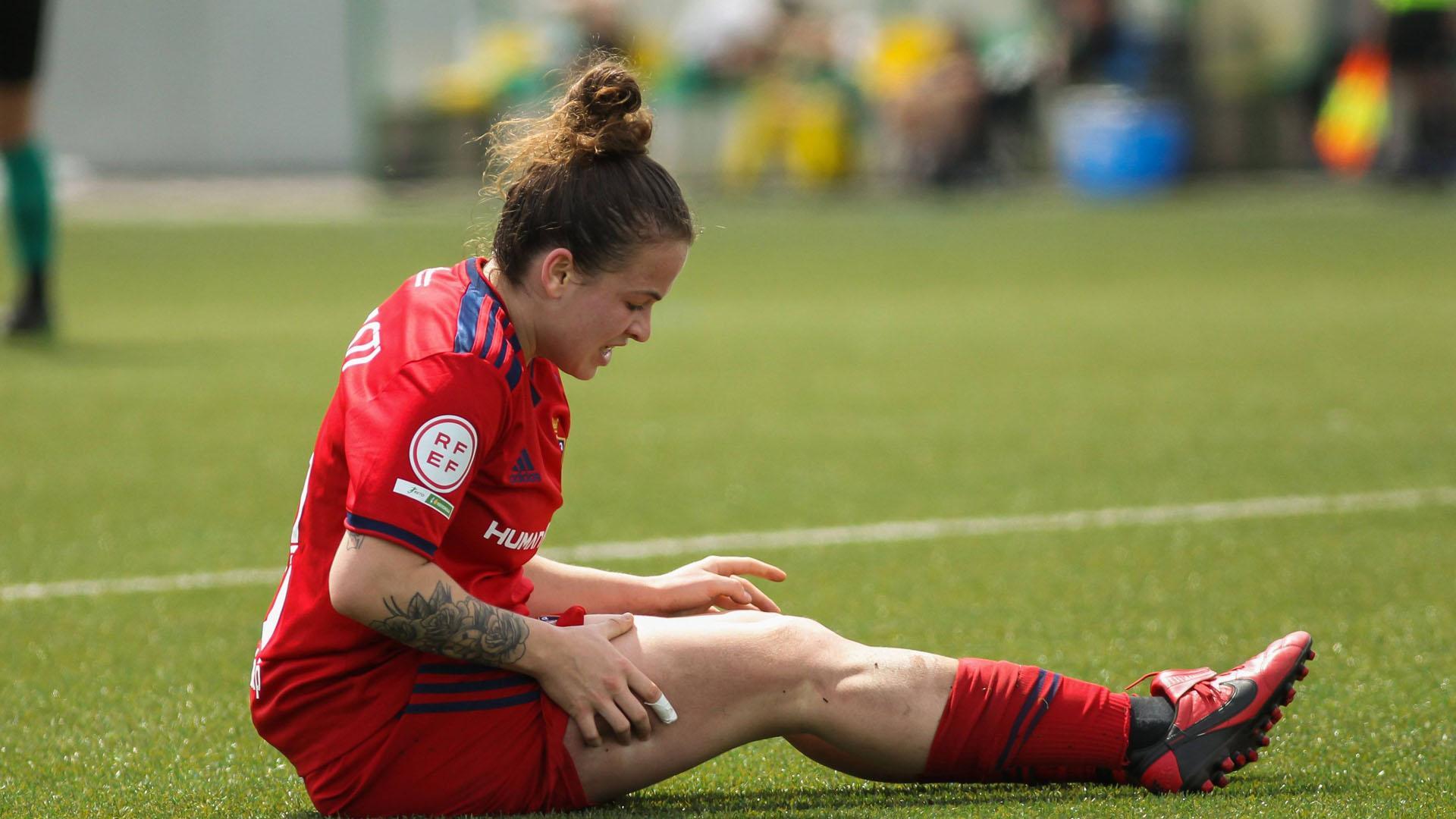 Patri Zugasti se duele de un golpe, que le causó una herida sin importancia. La rojilla fue sustituida cuando aún ganaba Osasuna 0-1