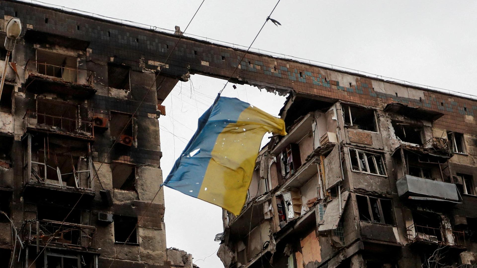 Una bandera de Ucrania en un edificio arrasado en Mariupol, Ucrania