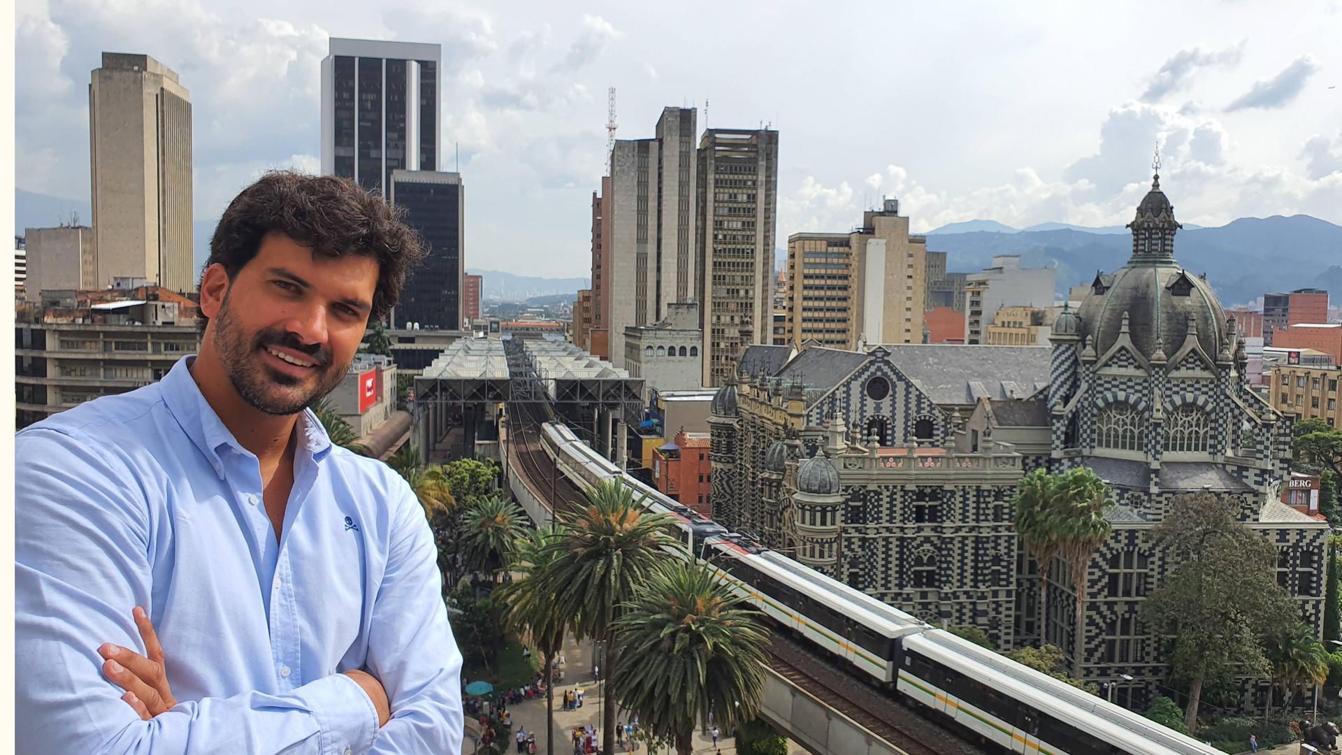 Miguel Guembe, de 34 años, en la terraza del hotel Nutibara. Detrás, el metro de Medellín sobre la plaza Botero