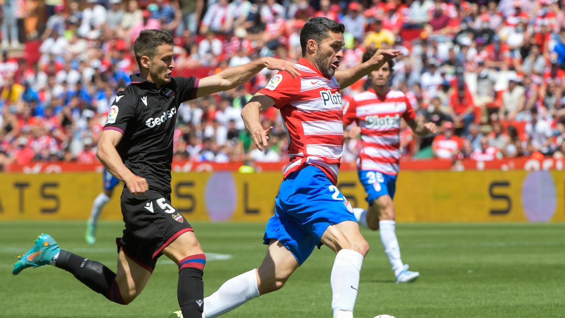 El centrocampista del Levante Nemanja Radoja, durante el partido de la Jornada 32 de LaLiga Santander, este domingo en el estadio Nuevo Los Cármenes de Granada