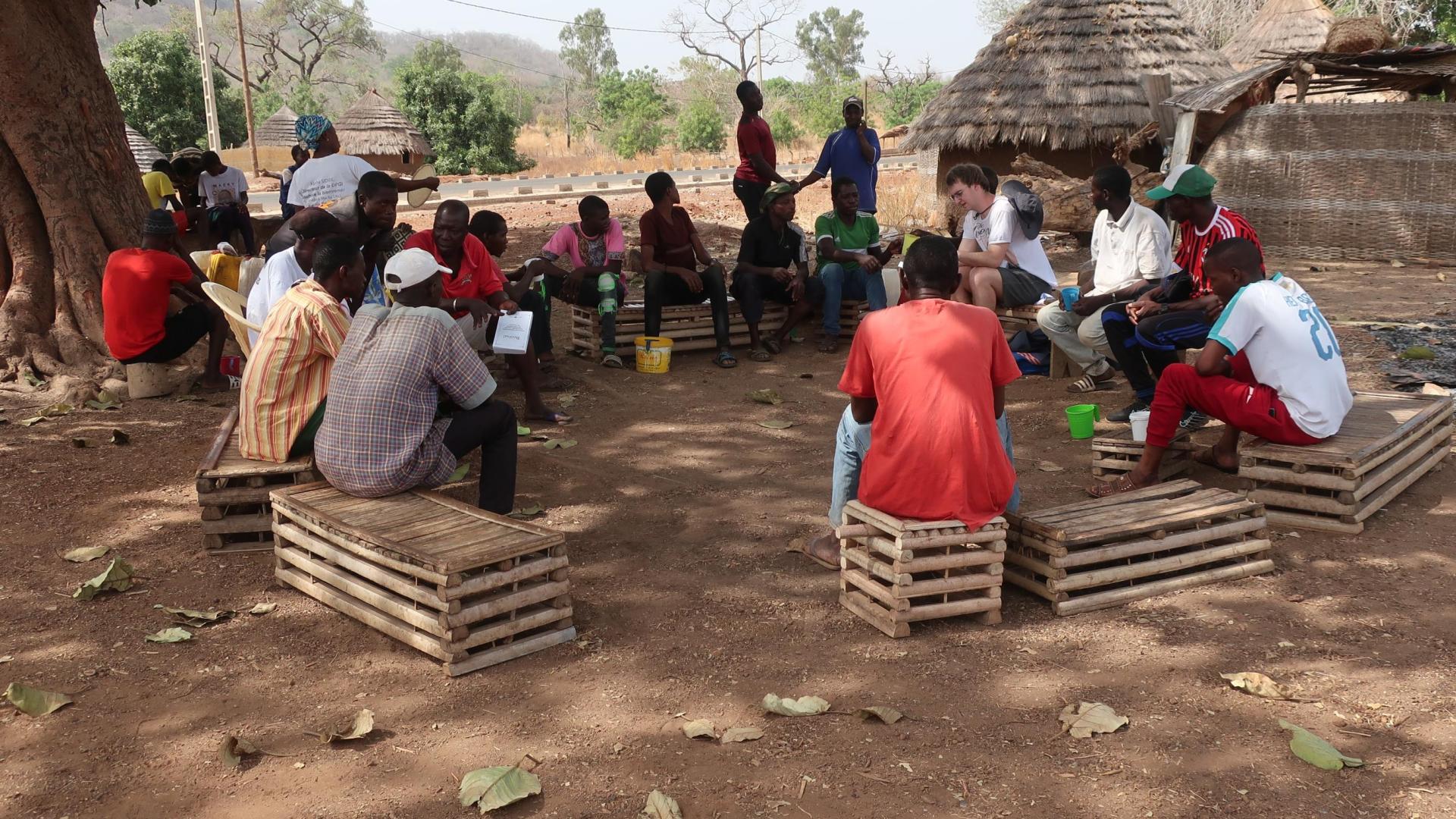 Julen Villarreal Moreno dirige una sesión de alfabetización en una de las aldeas bedik en las que se han entregado ejemplares del libro Los tiempos antiguos.