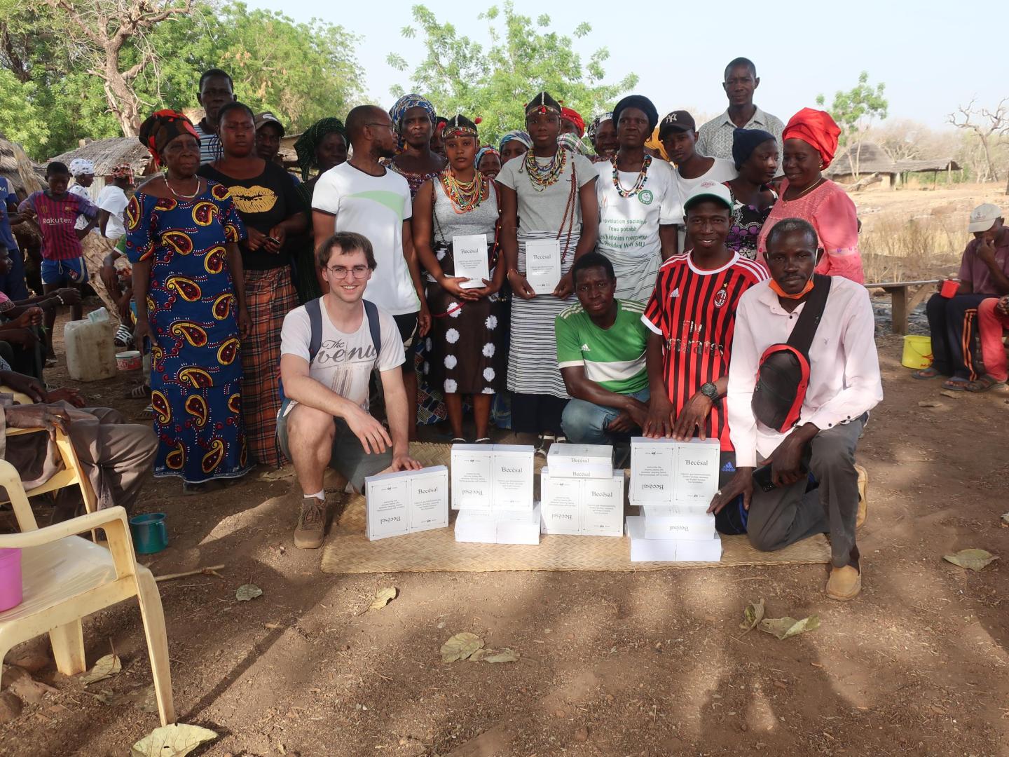 El joven navarro ha viajado a Senegal para entregar 80 libros en los distintos pueblos.