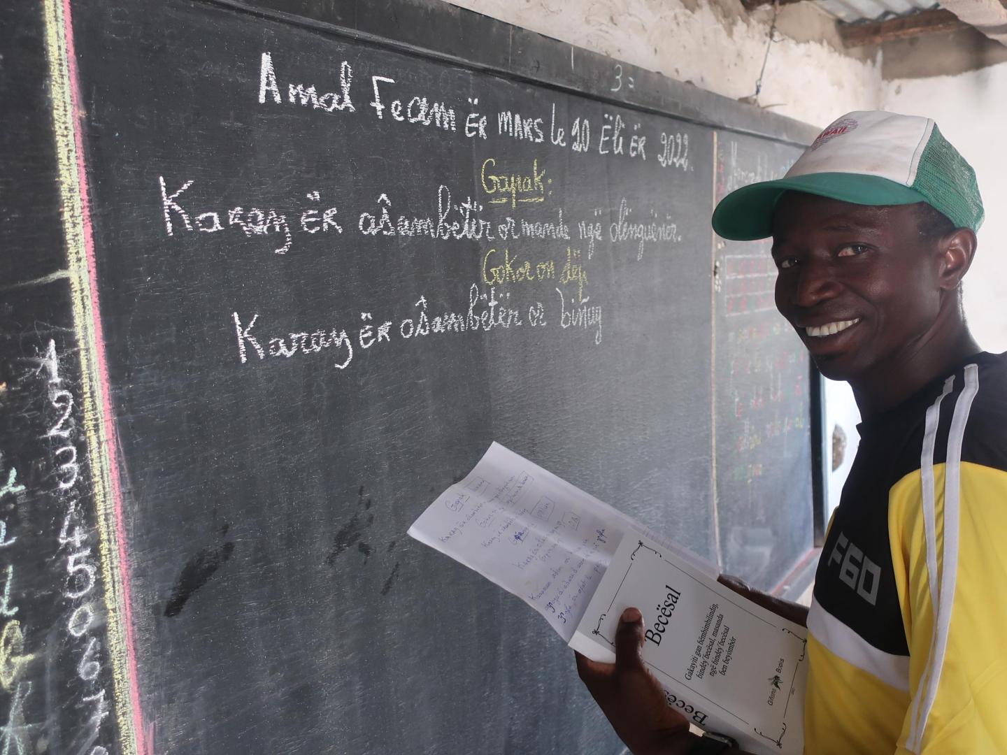 El joven navarro ha viajado a Senegal para entregar 80 libros en los distintos pueblos.