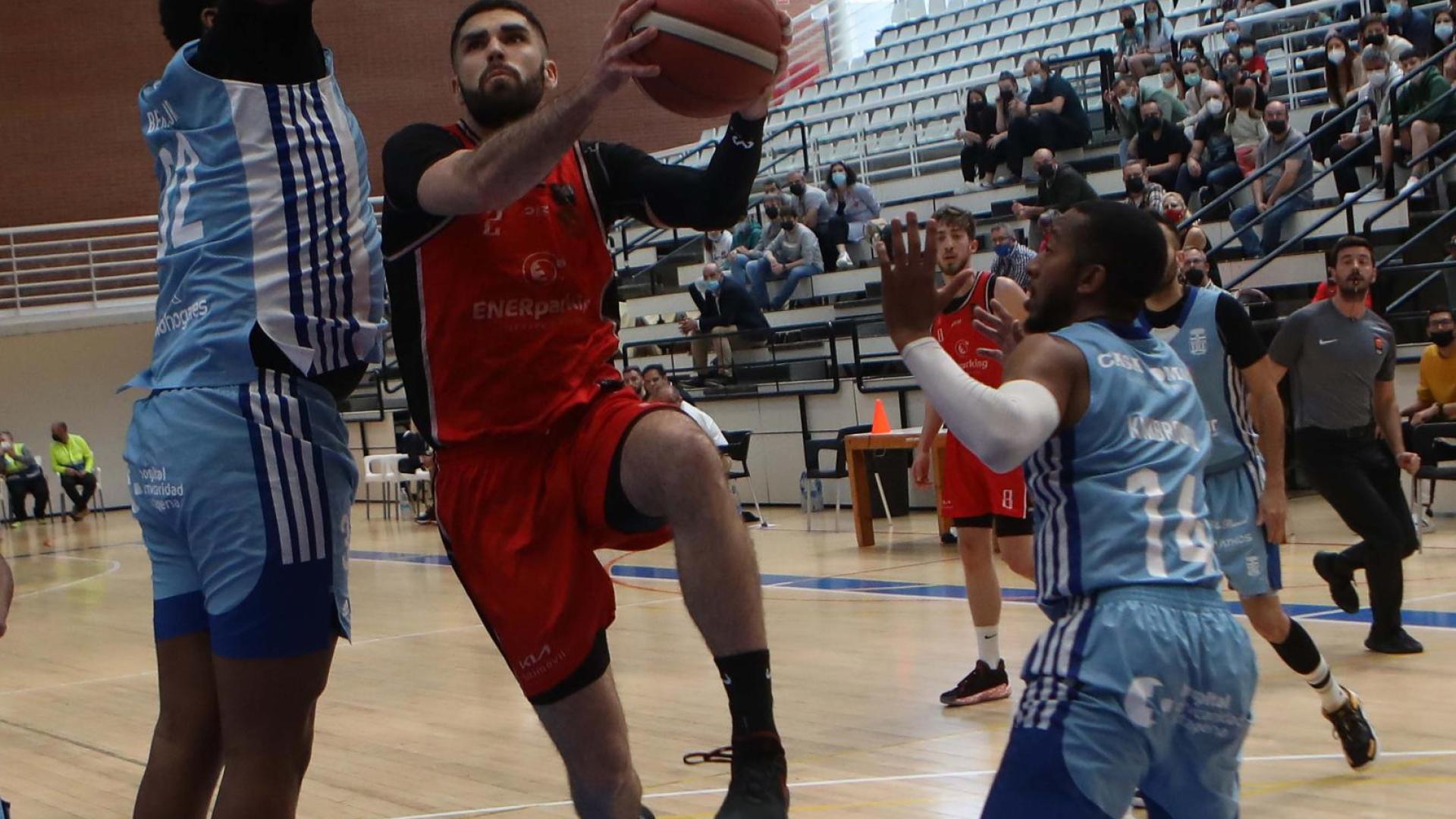 El base del Basket Navarra Javier Balastegui penetra ante la defensa de Berry y Kimbrough