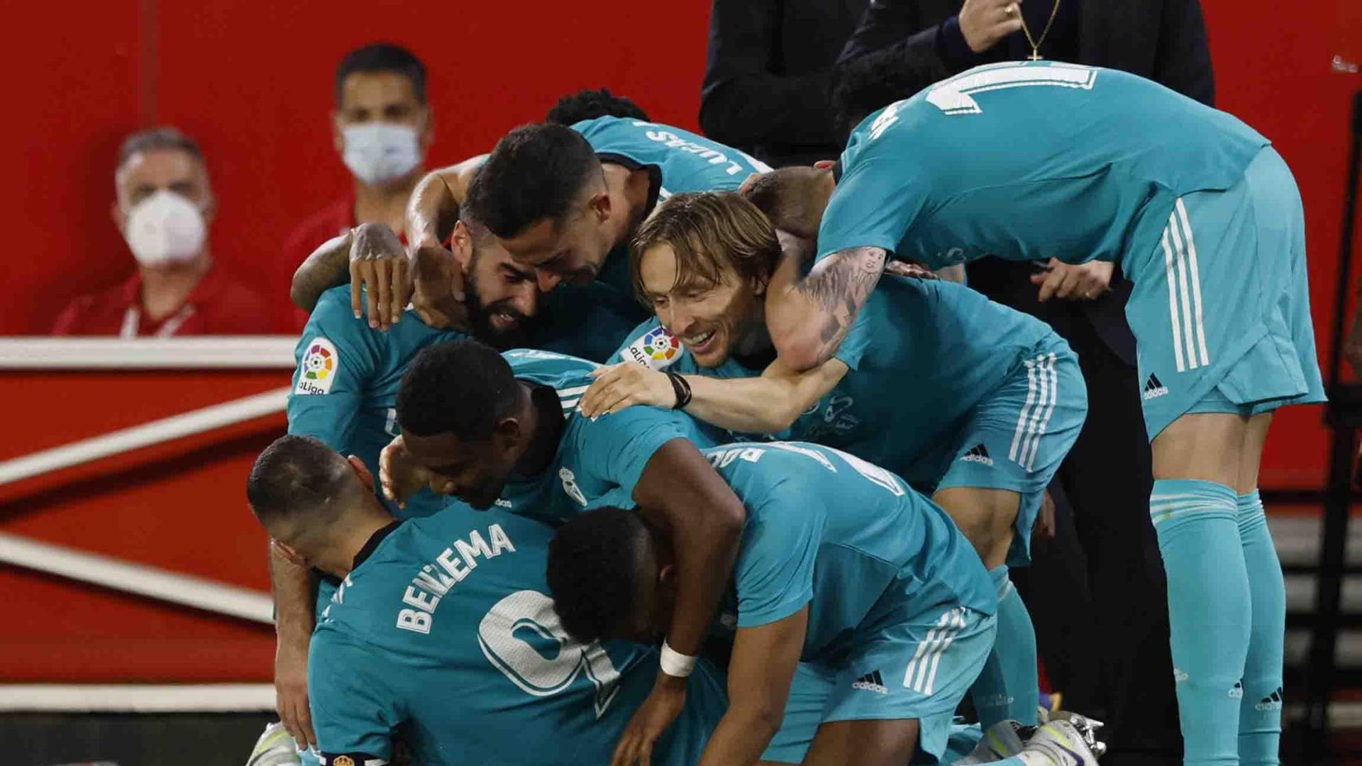 Los jugadores del Real Madrid celebran uno de los goles