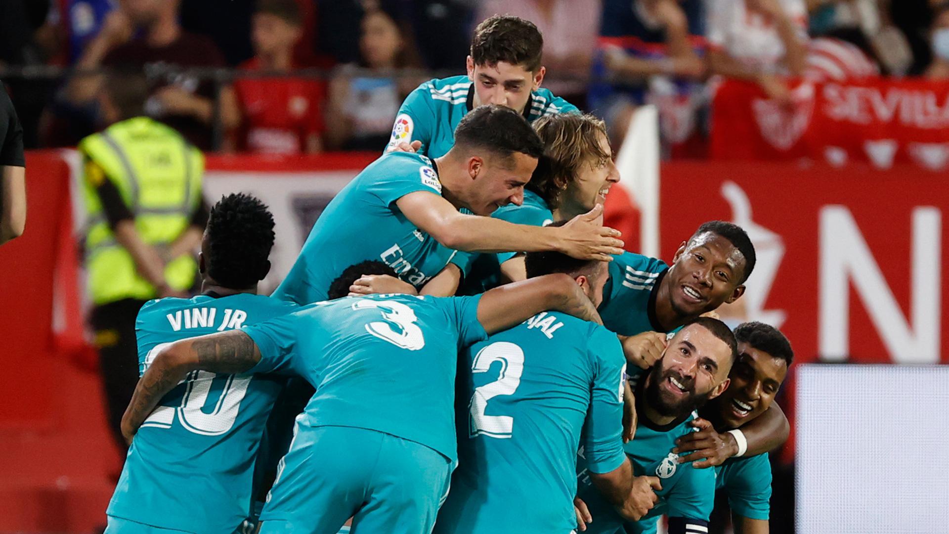 La plantilla del Real Madrid celebra la remontada ante el Sevilla