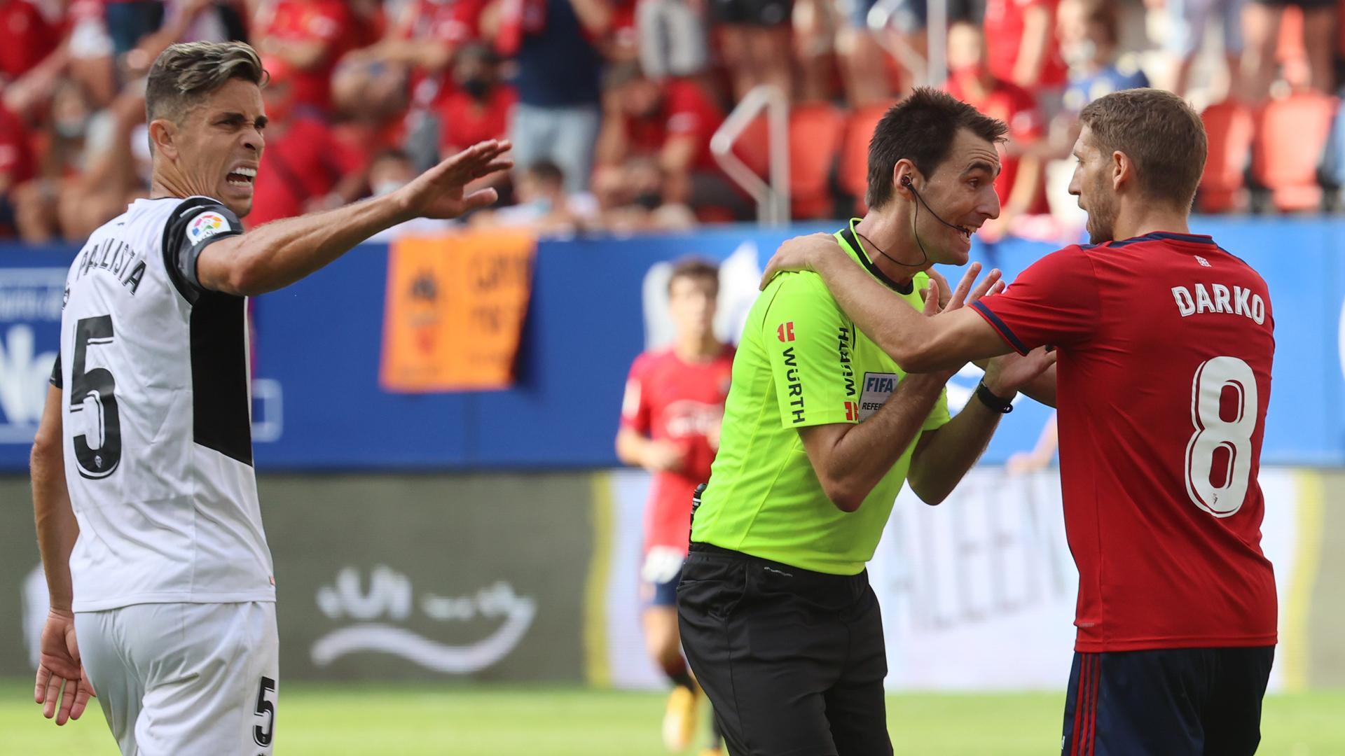 Darko Brasanac protesta a De Burgos Bengoetxea un gol anulado en presencia de Paulista