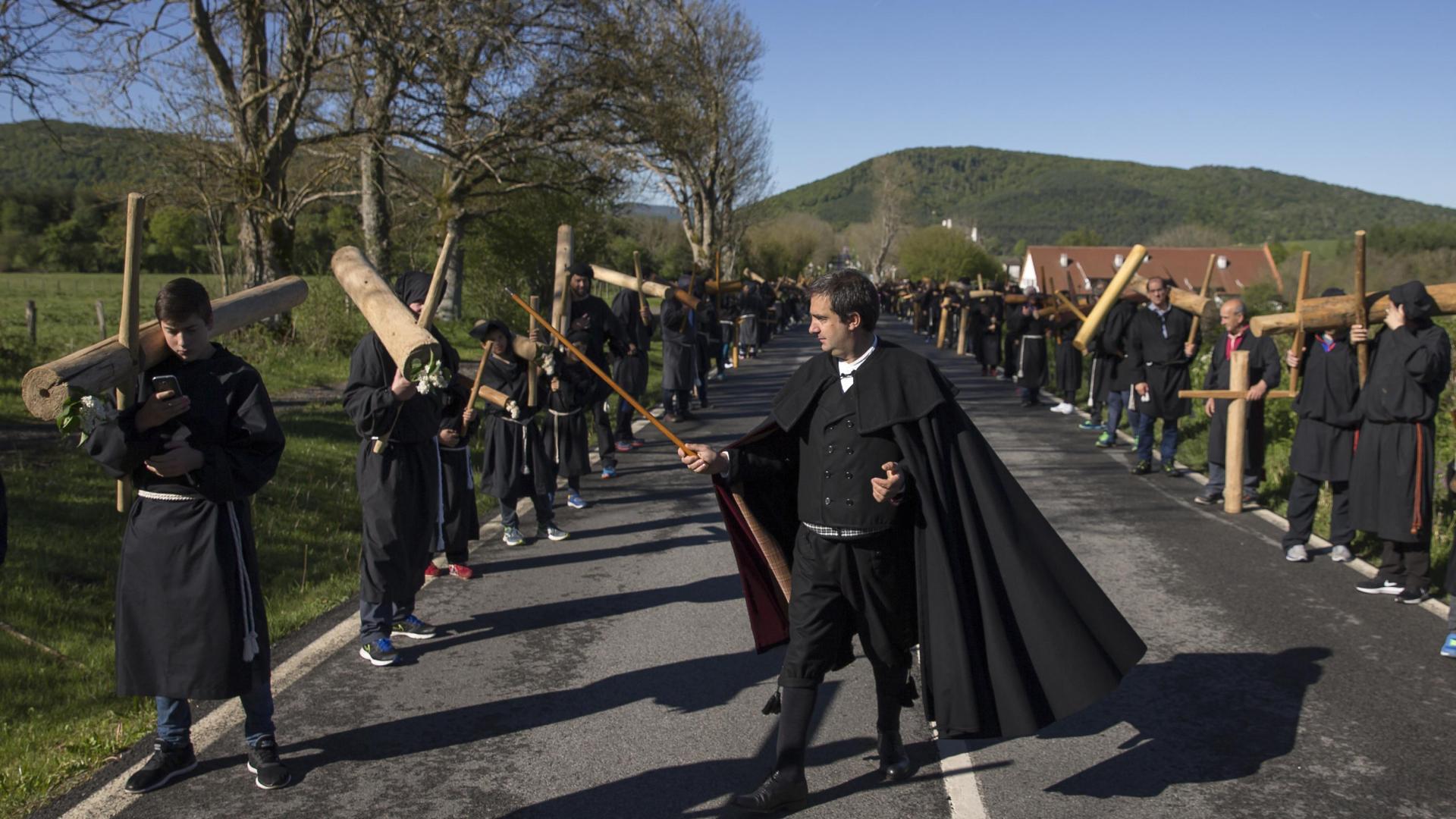 Romeros del valle de Arce, preparados para iniciar el último tramo de su peregrinación a Roncesvalles en mayo de 2017