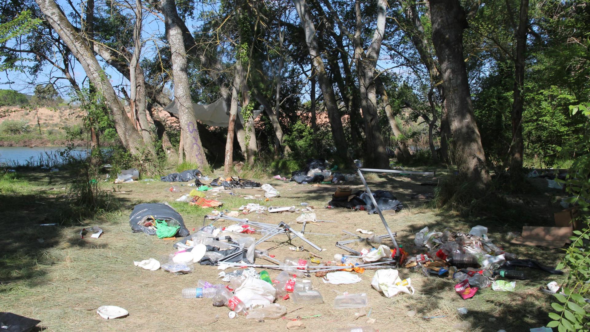 Aspecto que presentaba ayer el soto de las Norias, con basura esparcida -al fondo, a la izquierda, el río Ebro-