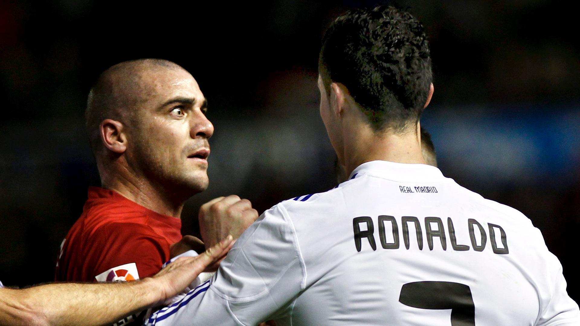 Pandiani y Cristiano Ronaldo durante el duelo de 2011 en El Sadar