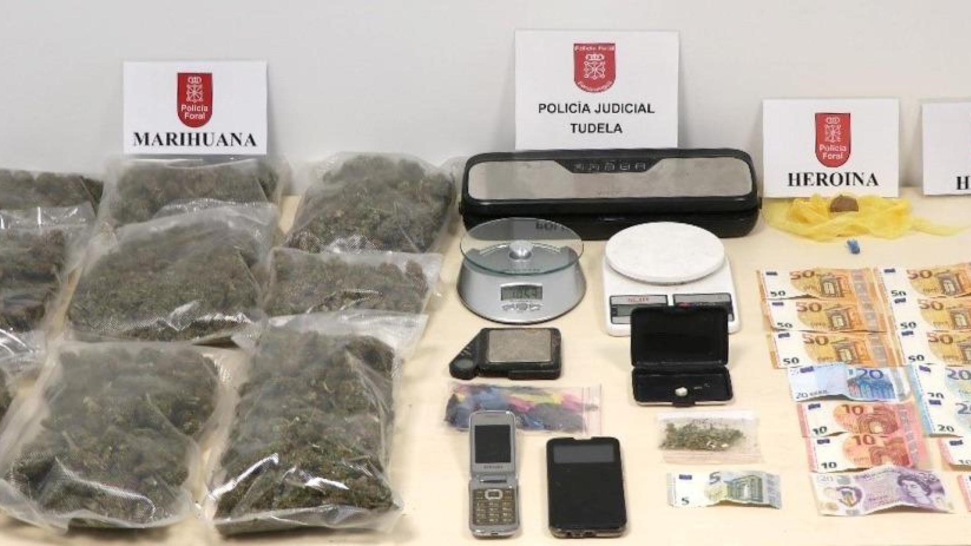 En el interior de la vivienda encontraron 22 gramos de heroína, 2 kilos de marihuana, una pequeña cantidad de hachís y 585 euros en metálico