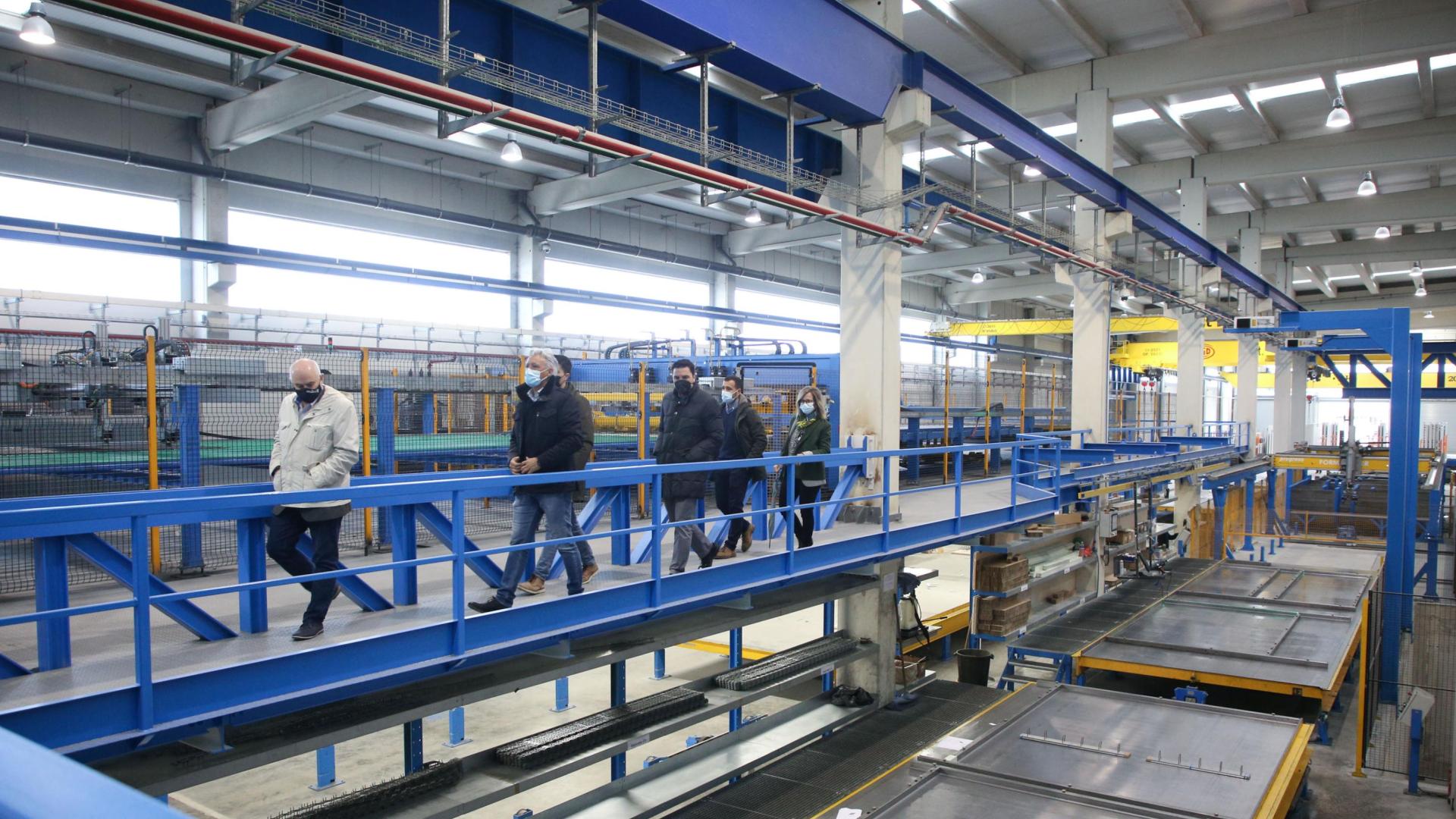 El vicepresidenta Aierdi visita la empresa, seguido del gerente de Viguetas Navarra, Luis Ilundáin.