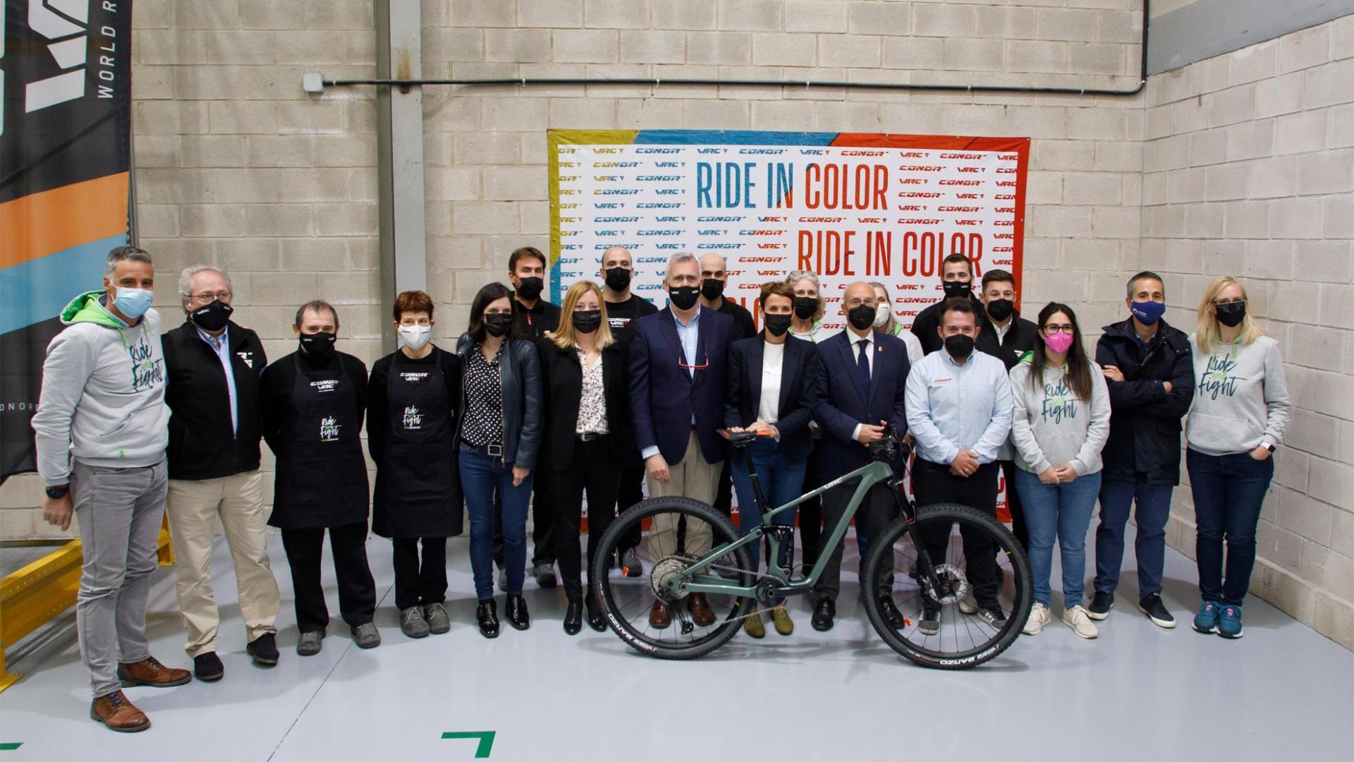 Chivite y Ciriza, con los responsables de Conor Bikes