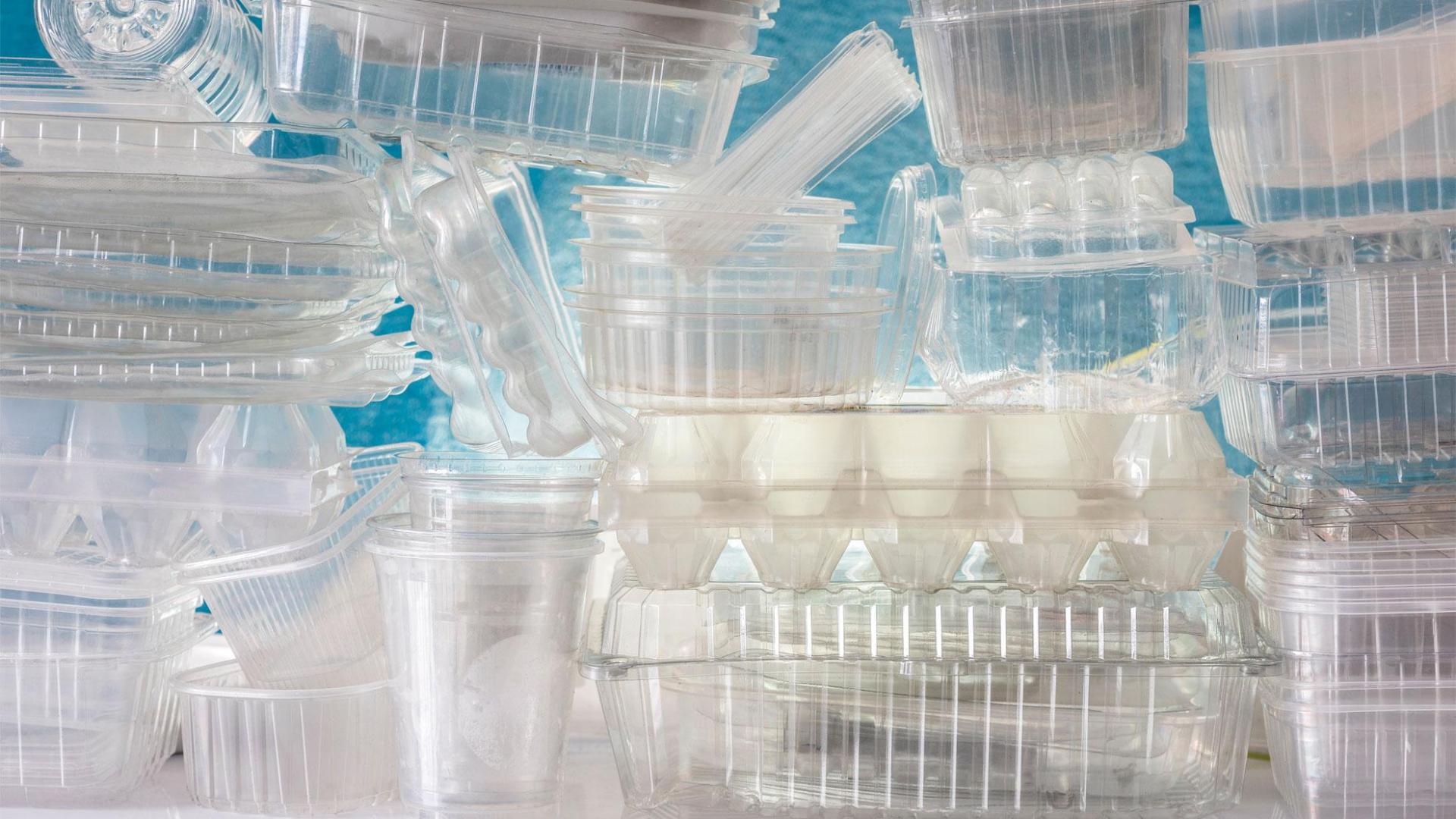 Una pila de envases y cubiertos de plástico