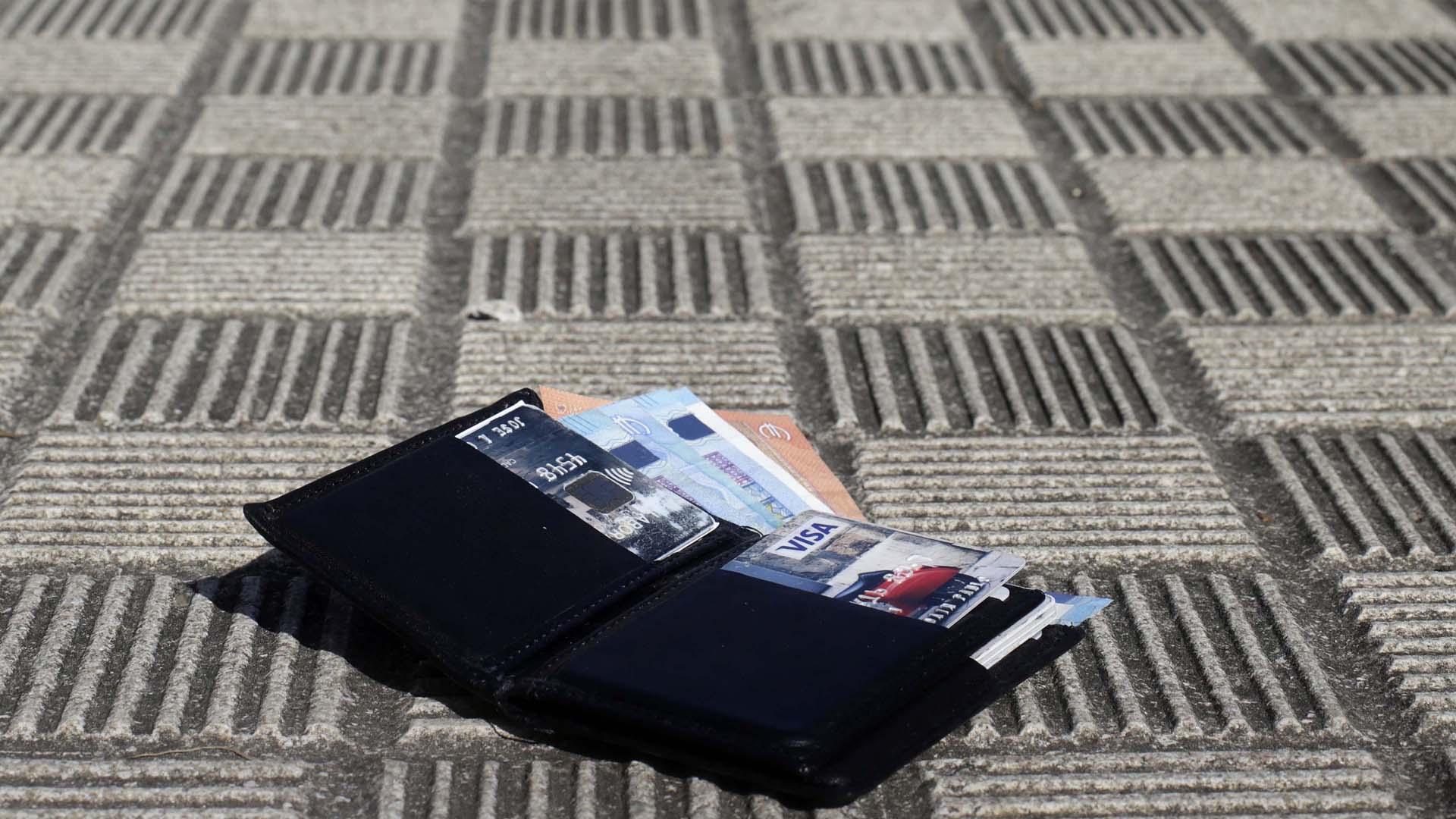 Una cartera extraviada en el suelo