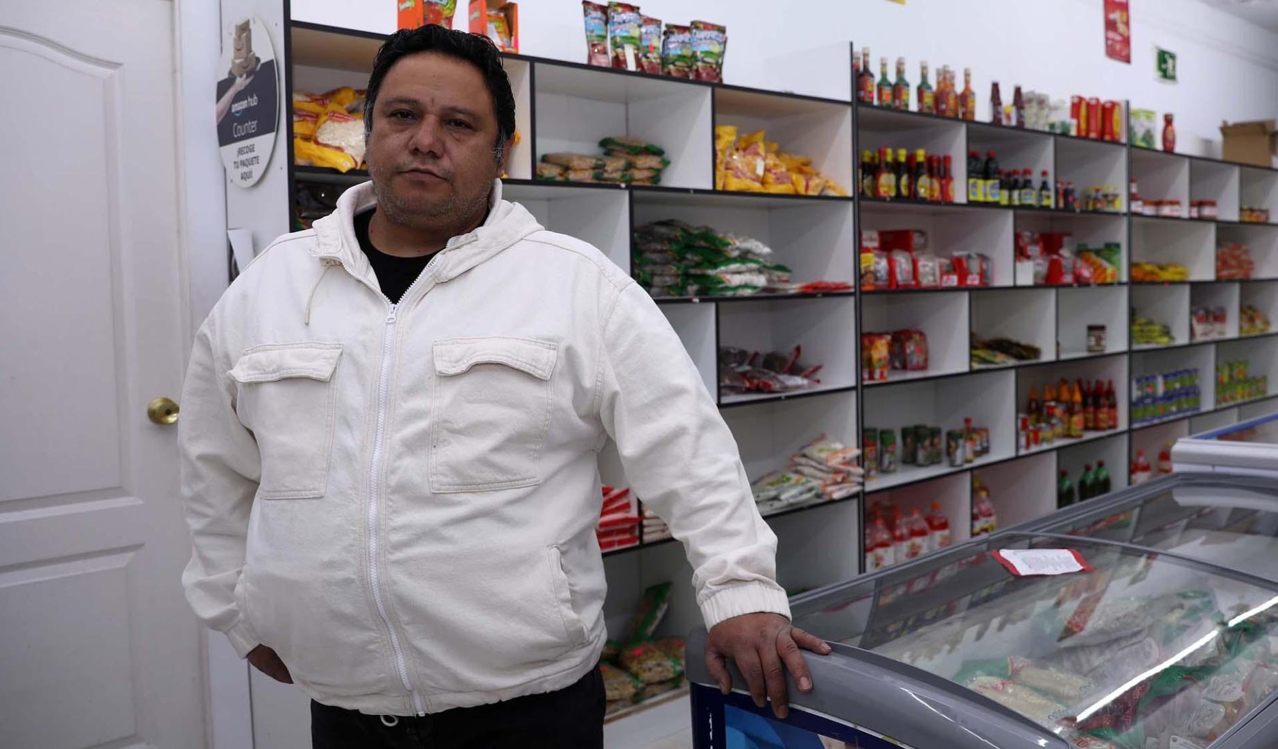 Carlos Macías, en su establecimiento de la Avenida Zaragoza