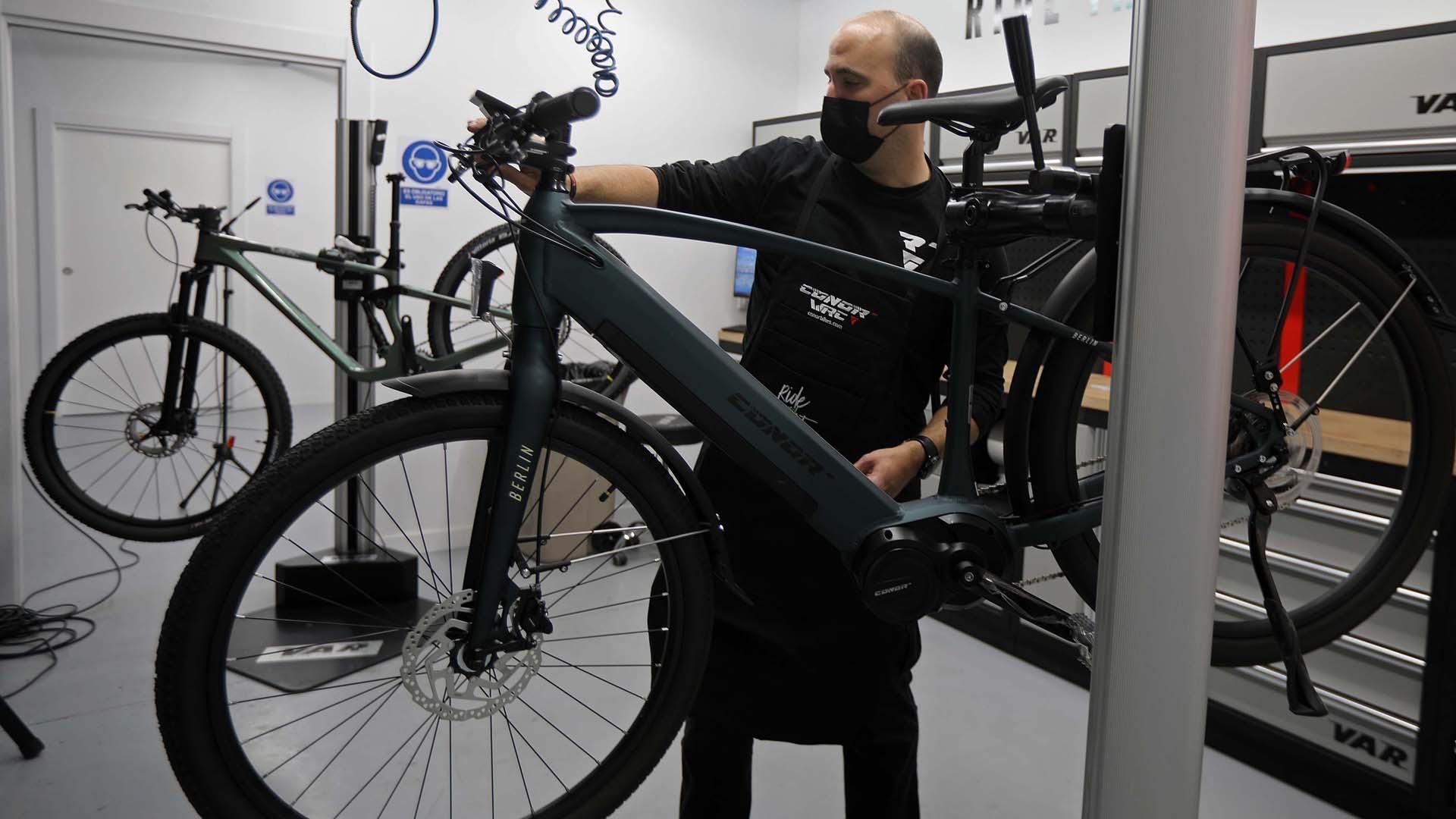 Un mecánico, arreglando una bicicleta