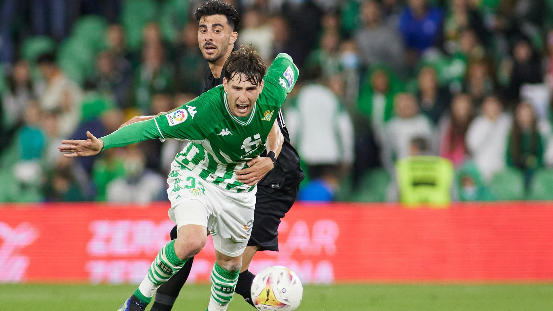 Juan Miranda, lateral del Betis, trata de zafarse de un rival