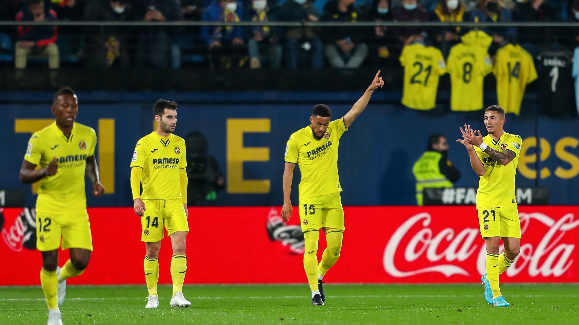 Arnaut Danjuma celebra uno de sus dos goles al Valencia
