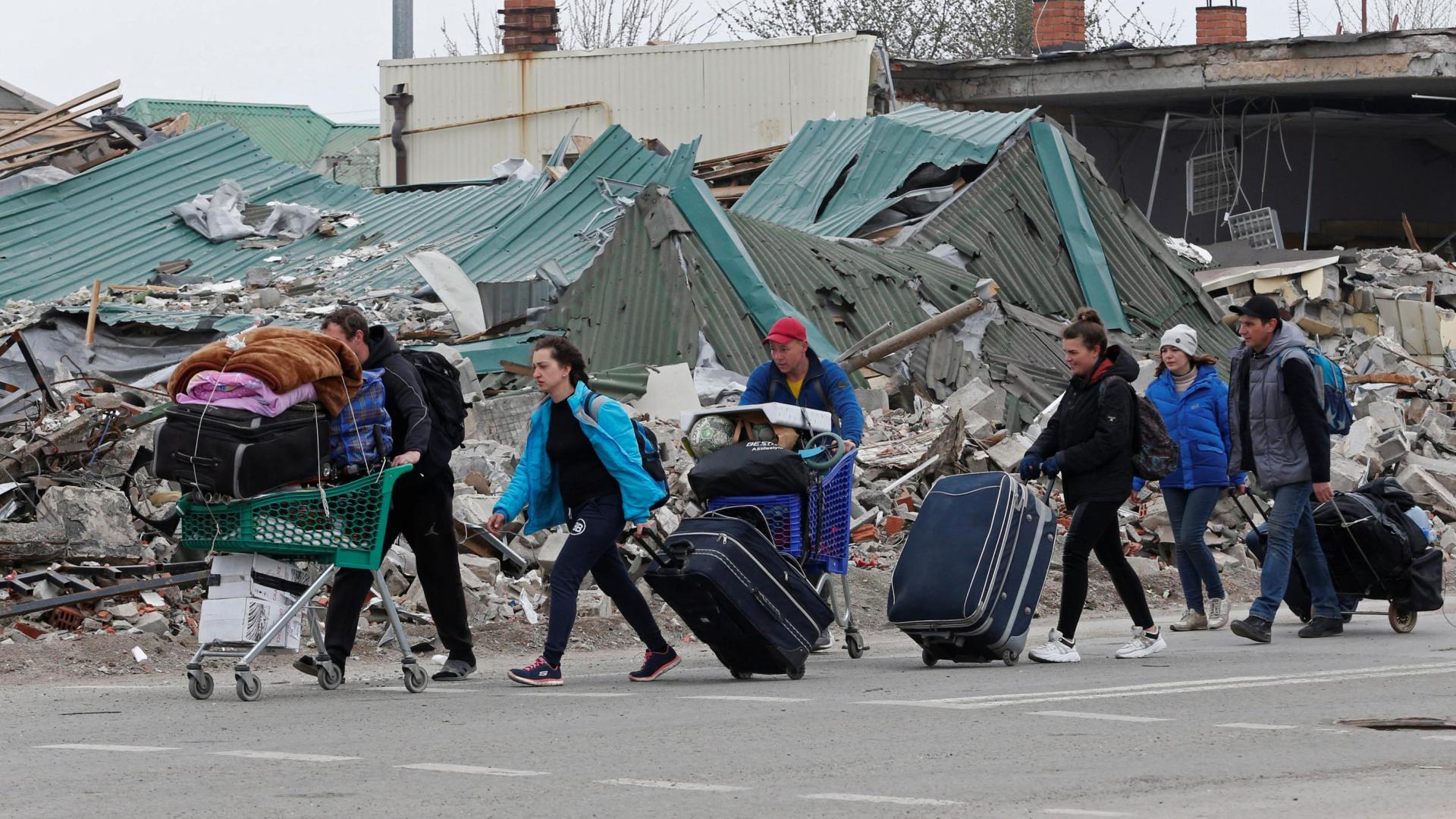 Residentes de Mariupol huyen de la ciudad