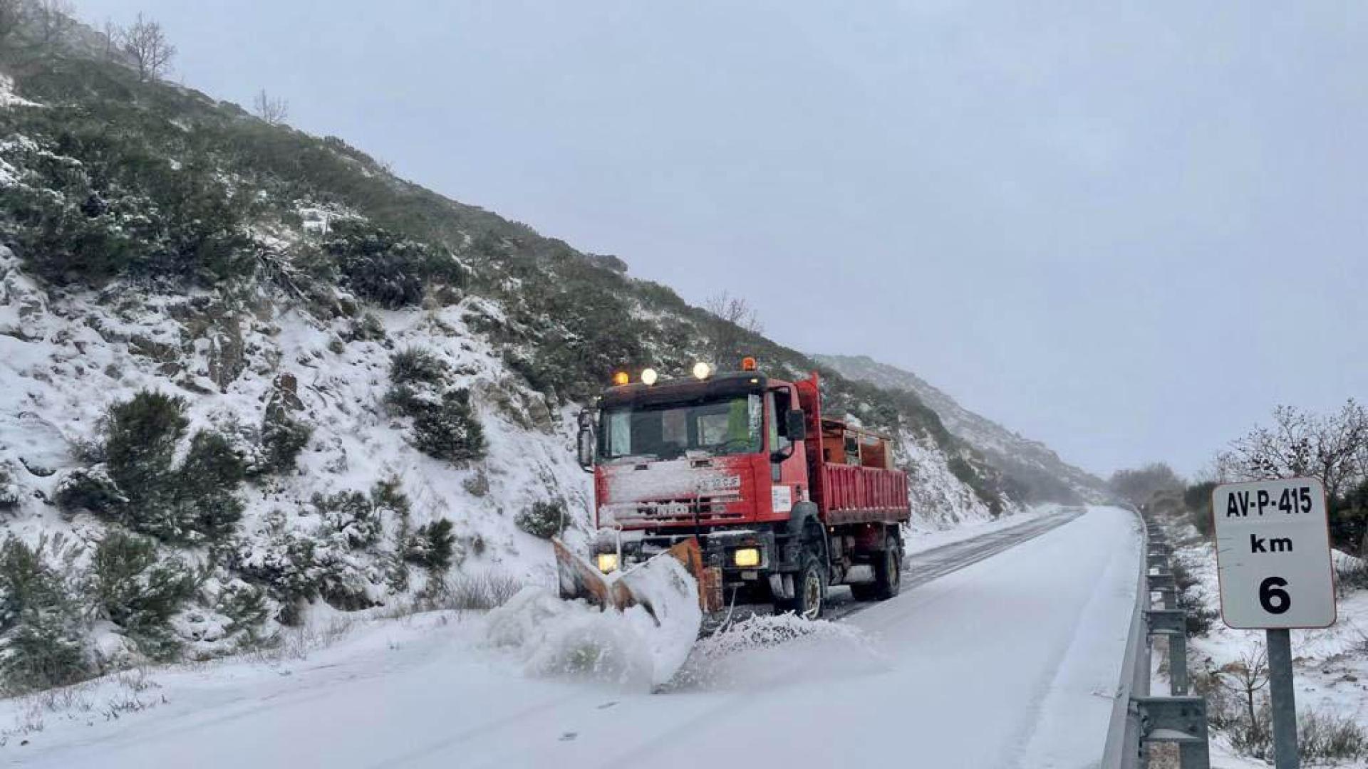 El dispositivo de vialidad invernal actúa en las carreteras de Ávila, donde se acumulan hasta 8 centímetros de nieve