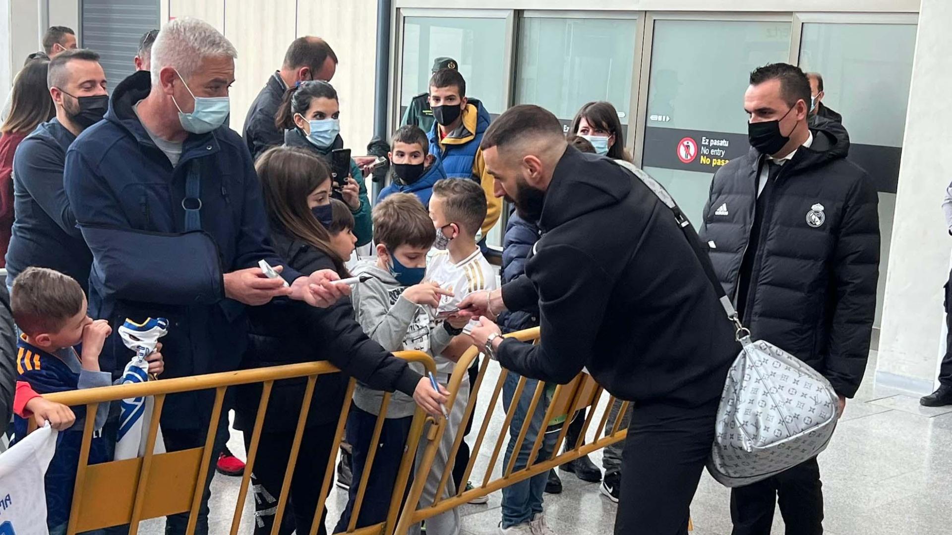 Benzema firma a unos niños en Noáin