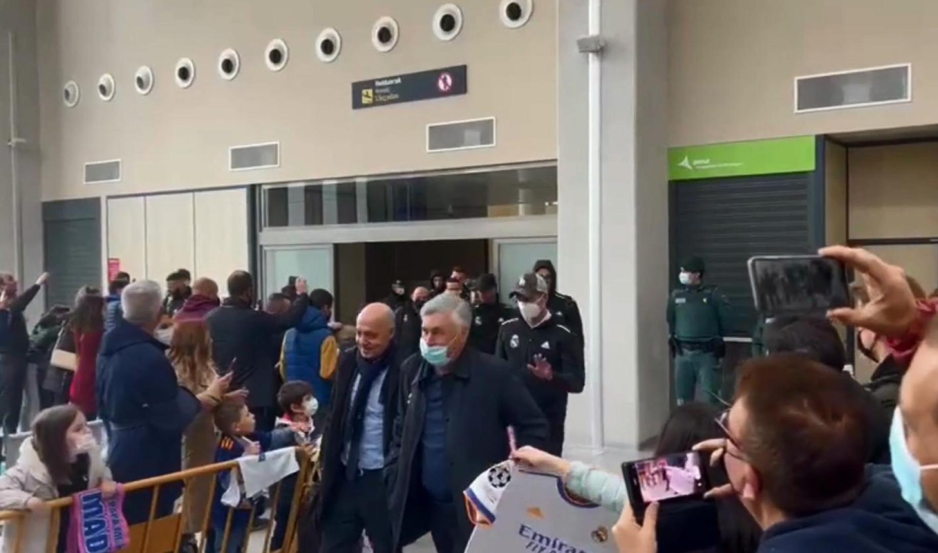 Vídeo de la llegada de la plantilla del Real Madrid al aeropuerto de Pamplona