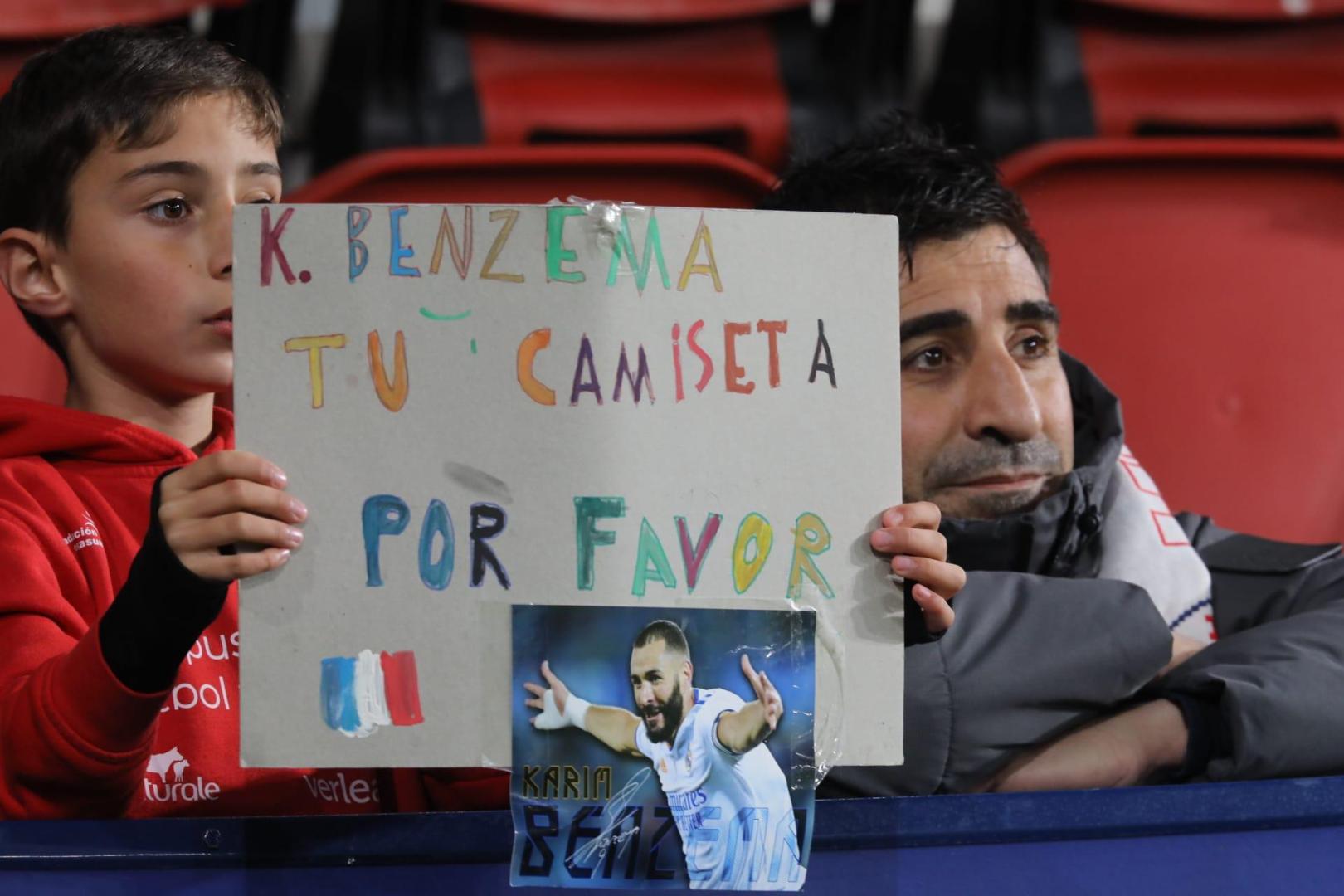 Aficionados en El Sadar que le piden la camiseta a Benzemá