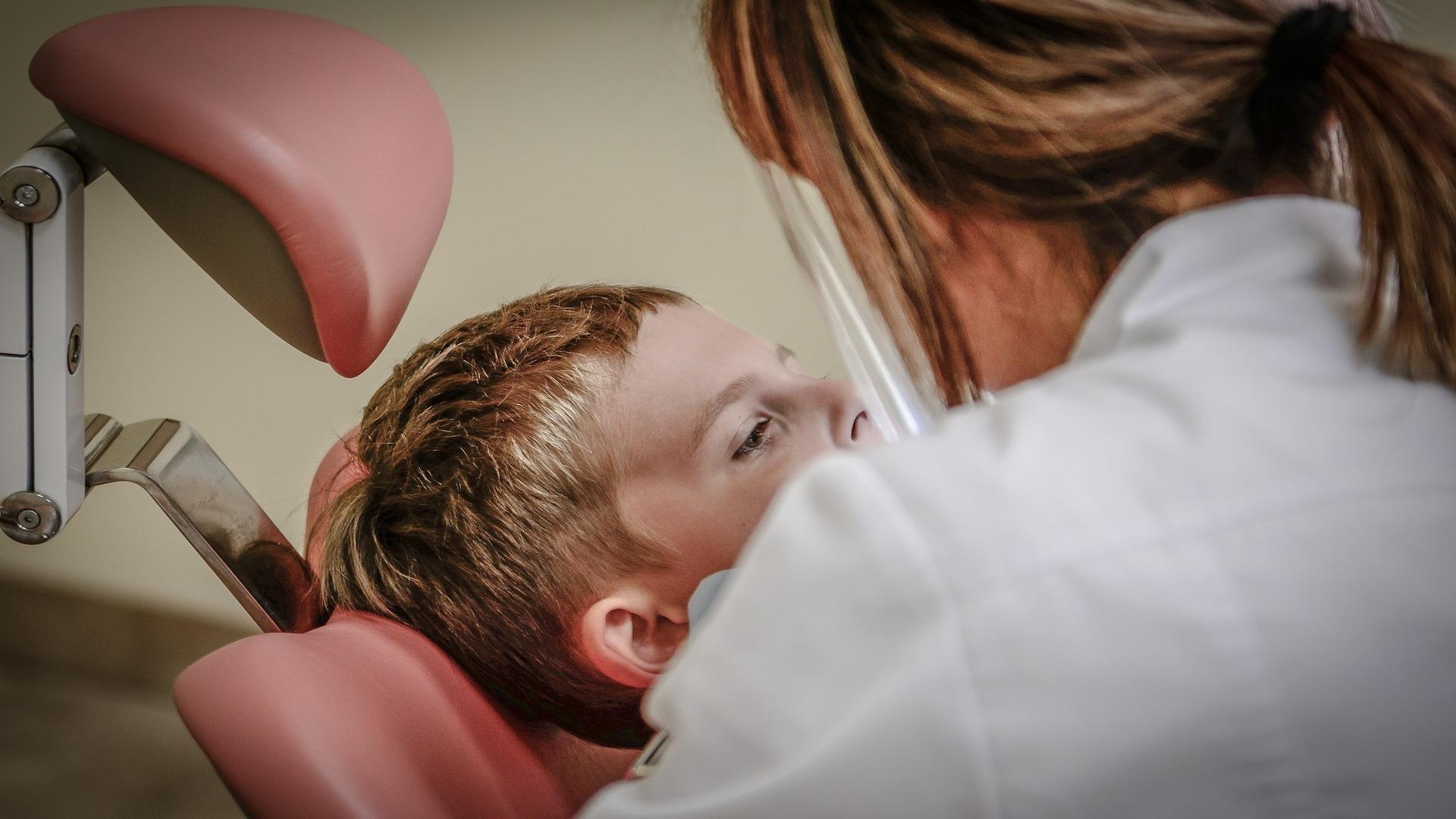 Dentista y paciente en consulta