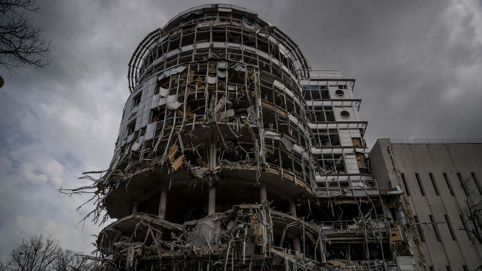 Un edificio afectado por proyectiles de alto calibre, en Járkov.