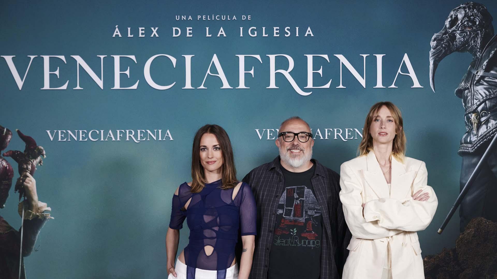 Álex de la Iglesia, junto a la actrices Silvia Alonso e Ingrid García Jonsson, en el estreno de 'Veneciafrenia'