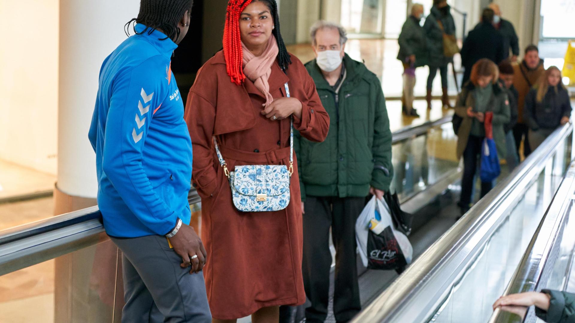 Personas del centro comercial de El Boulevard en la capital alavesa en el primer día que ha entrado en vigor la nueva disposición en el uso de las mascarillas