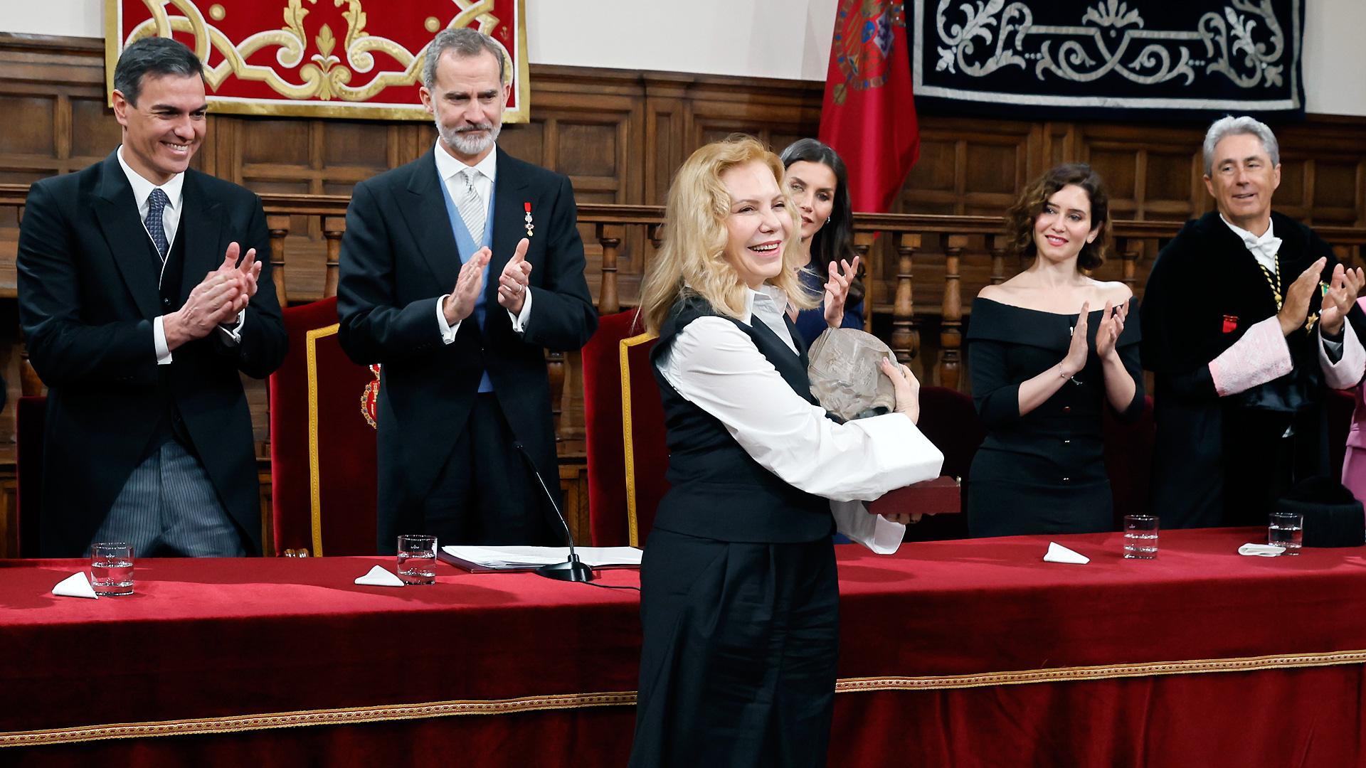La actriz hispanoargentina Cecilia Roth (c) sonríe tras recoger el Premio Cervantes en nombre de la escritora uruguaya Cristina Peri Rossi de manos de los reyes Felipe VI y Letizia
