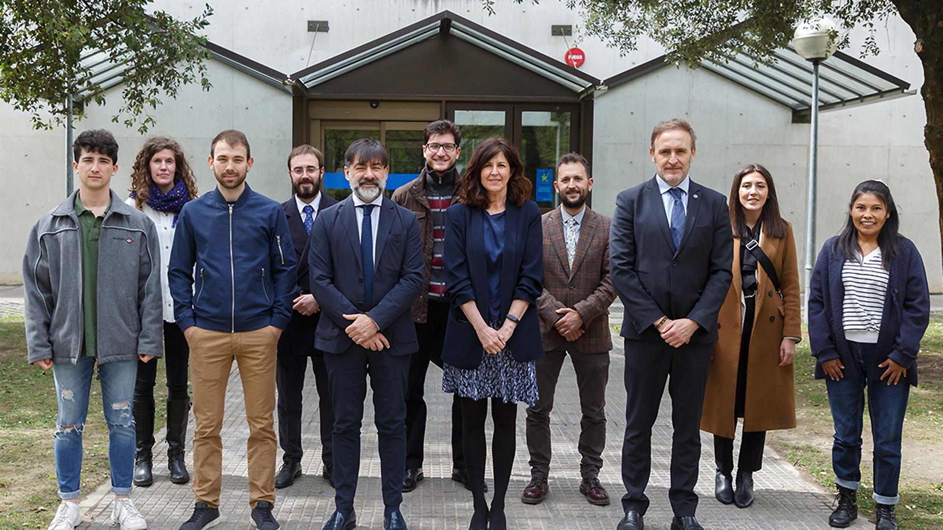 Personas premiadas, profesorado y responsables de la Facultad
