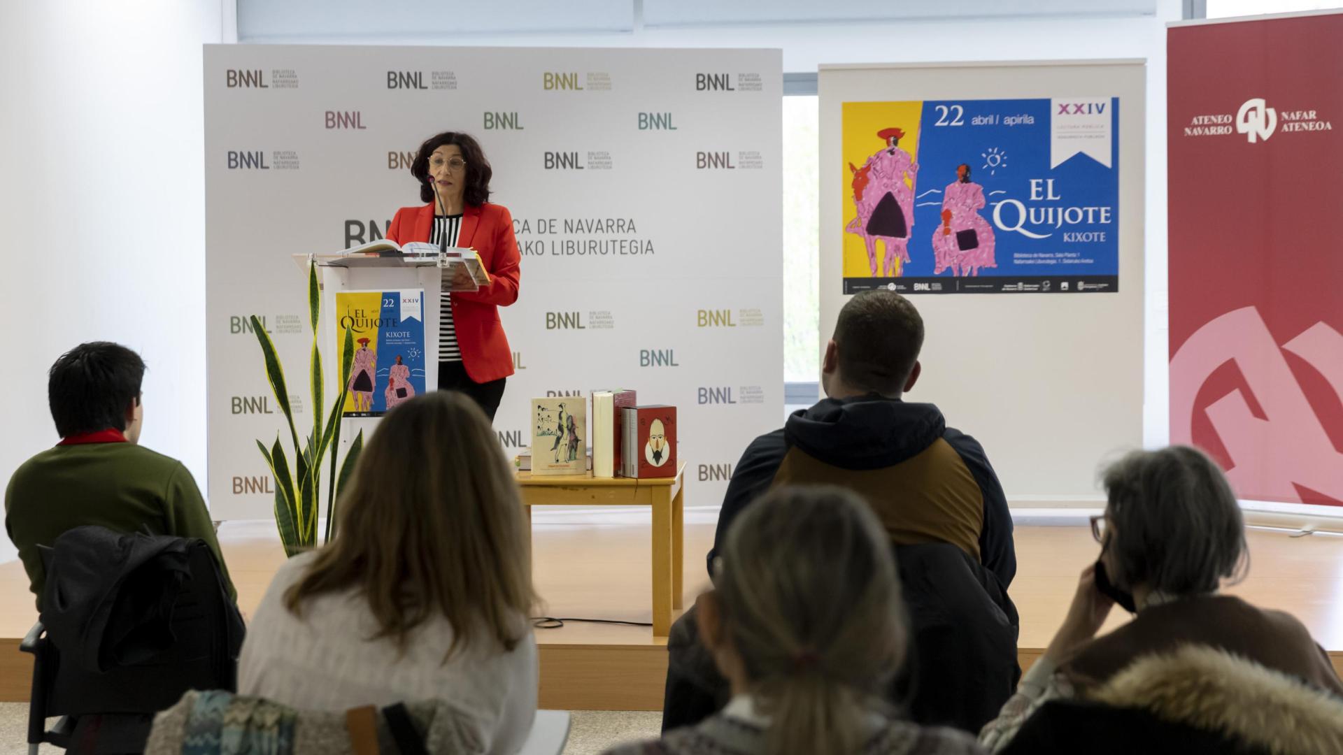 La poeta Ana Martínez Mongay, vocal de Literatura y Lingüística del Ateneo, ayer por la tarde durante la lectura