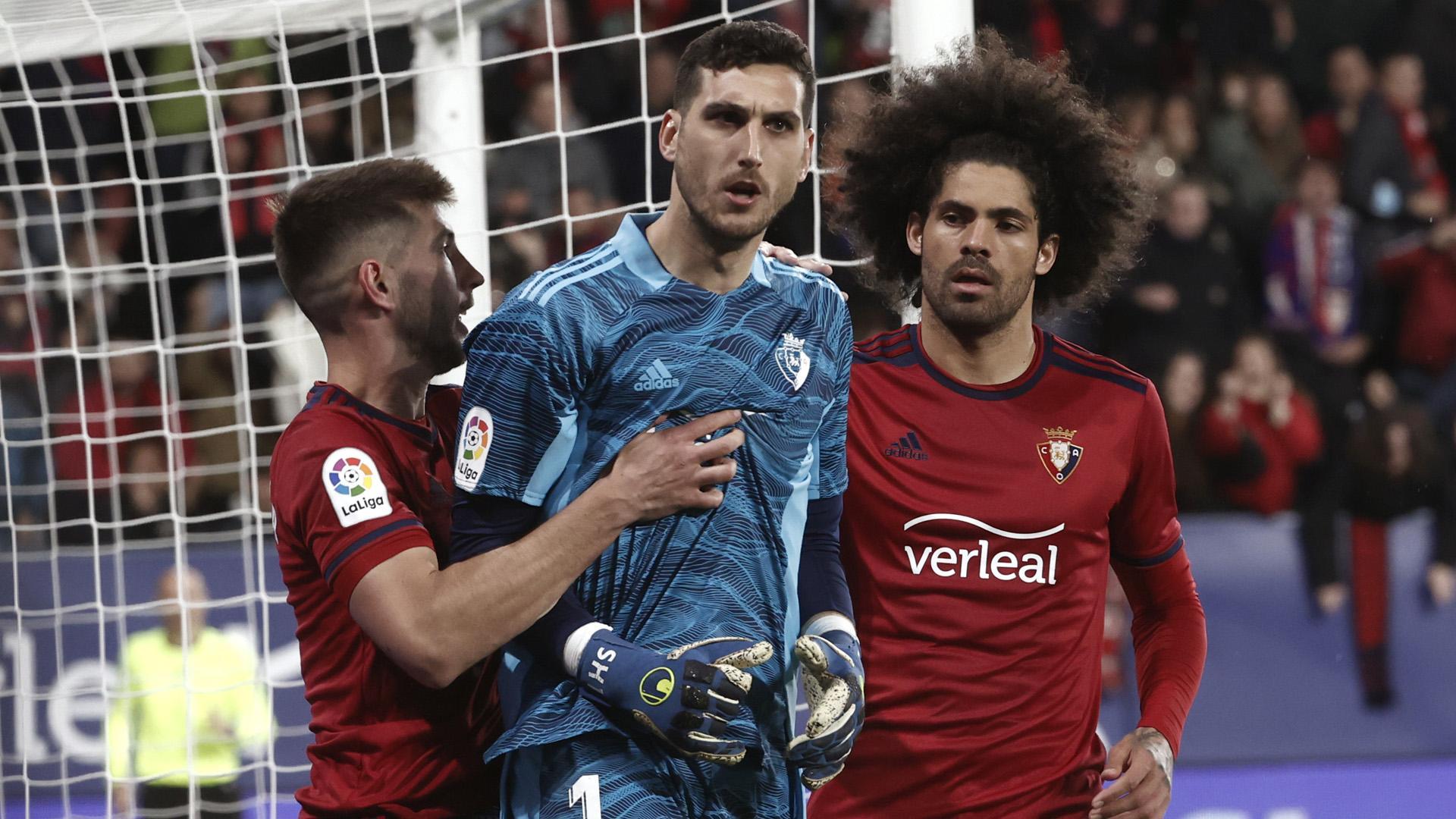 Sergio Herrera, jaleado por David García y Aridane, al detener el primer penalti de Benzema del partido del pasado miércoles en El Sadar