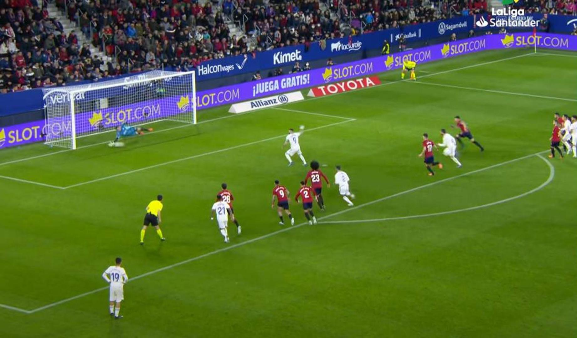 OSASUNA-REAL MADRID. Primer penalti a Bezema detenido.